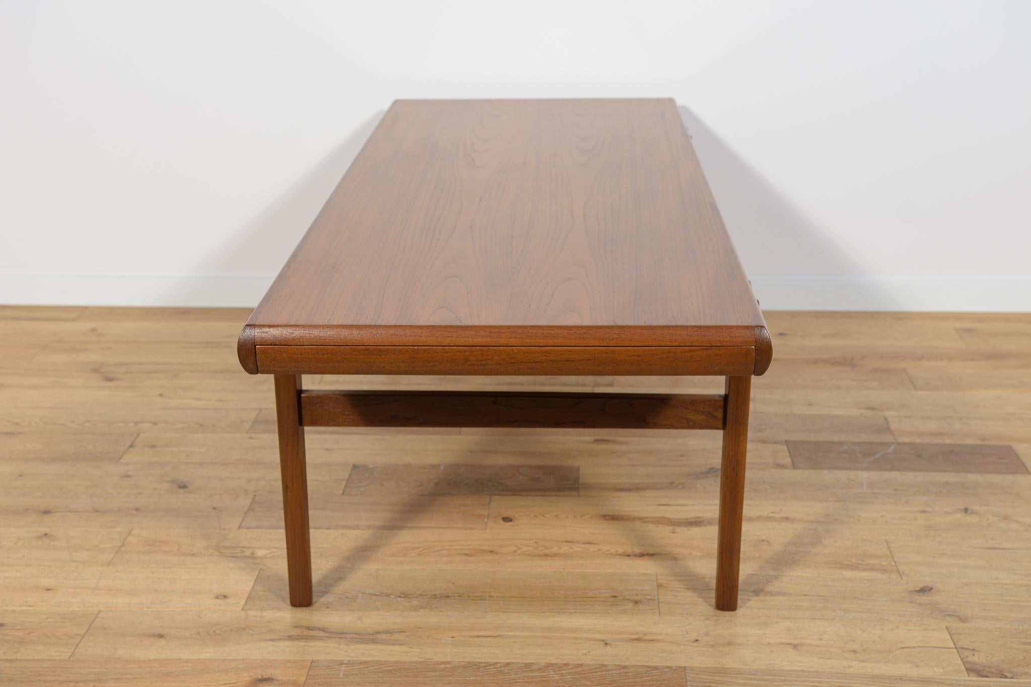 Table basse en teck du milieu du siècle par Johannes Andersen pour CFC Silkeborg, Danemark. Excellent état - En vente à GNIEZNO, 30
