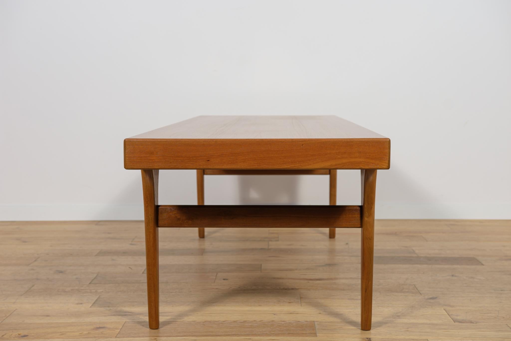Mesa baja de teca de mediados de siglo de Johannes Andersen para CFC Silkeborg, Dinamarca. mediados del siglo XX en venta