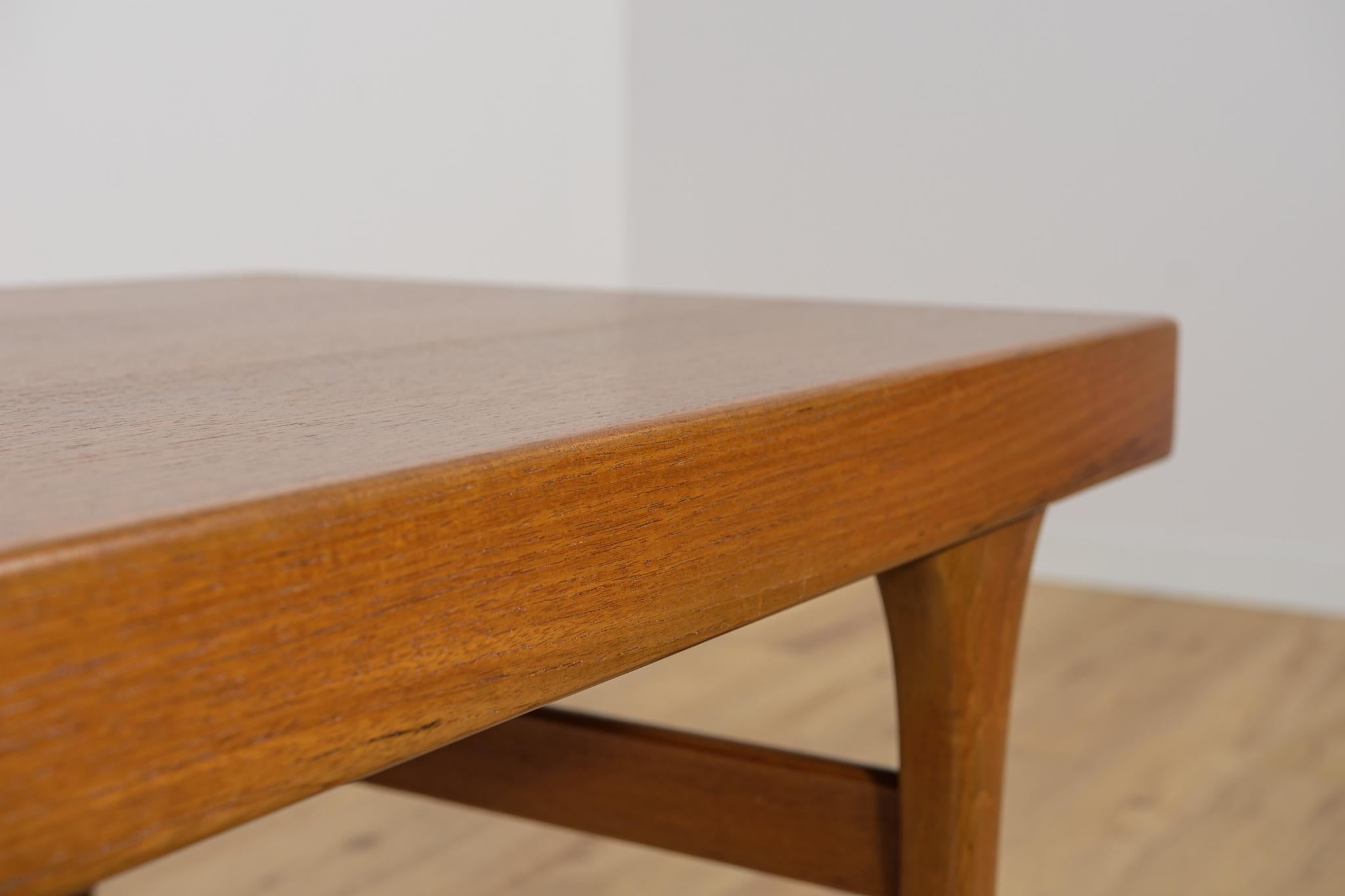 Mesa baja de teca de mediados de siglo de Johannes Andersen para CFC Silkeborg, Dinamarca. Teca en venta