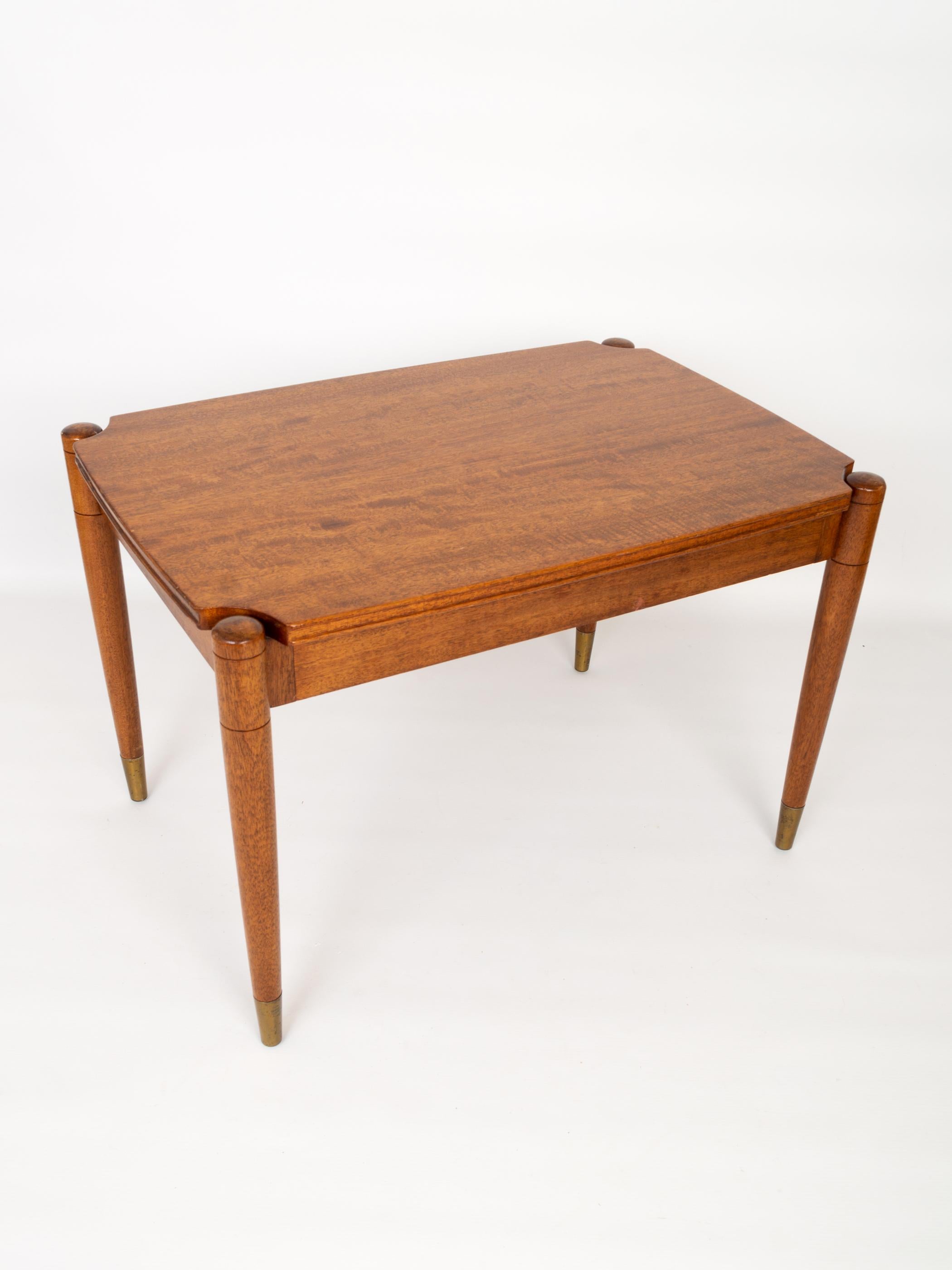 A mid century teak coffee table with brass feet, England C.1960.

In excellent vintage condition.