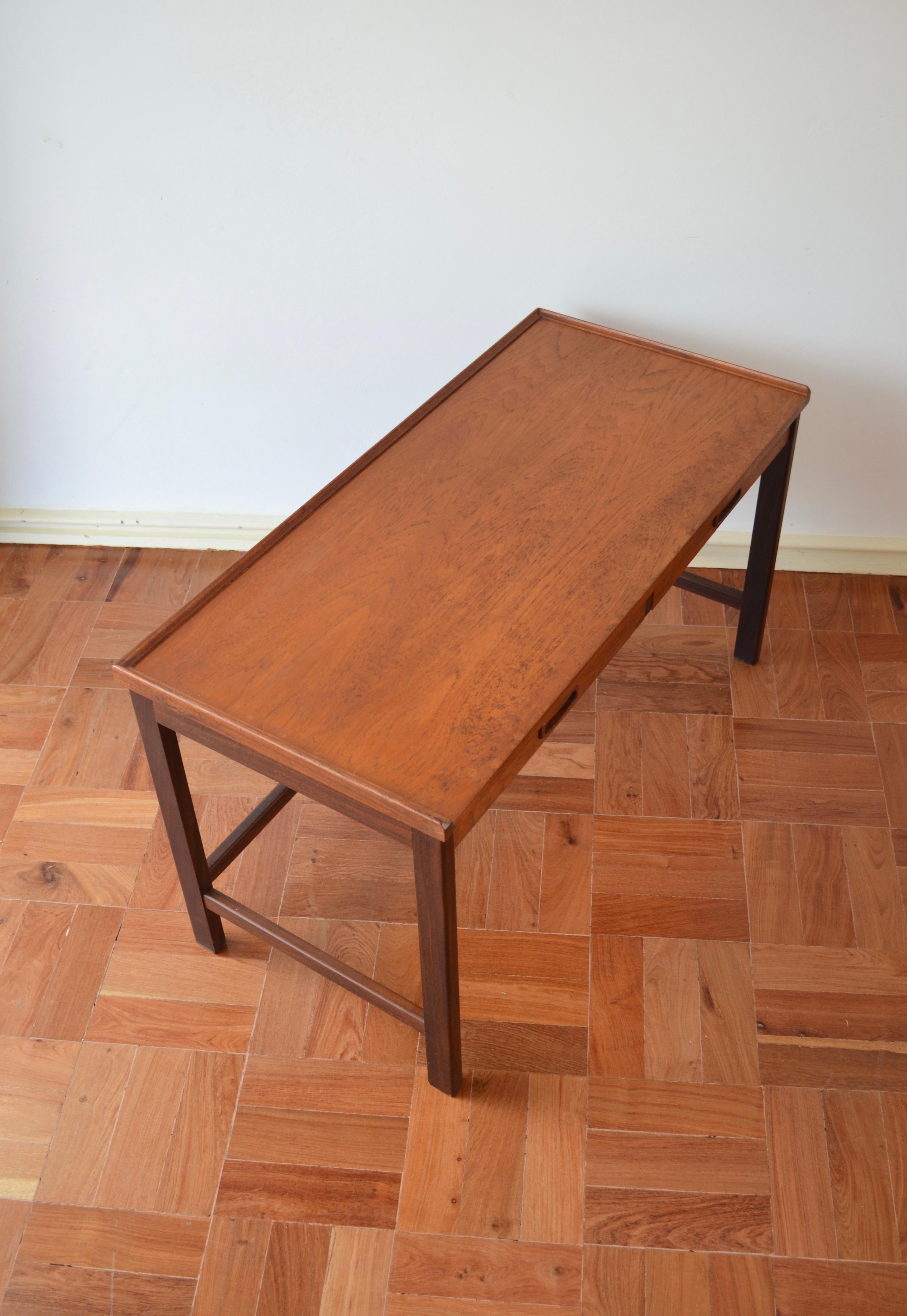 Mid-Century moderno Tavolino da caffè in teak del metà secolo in vendita