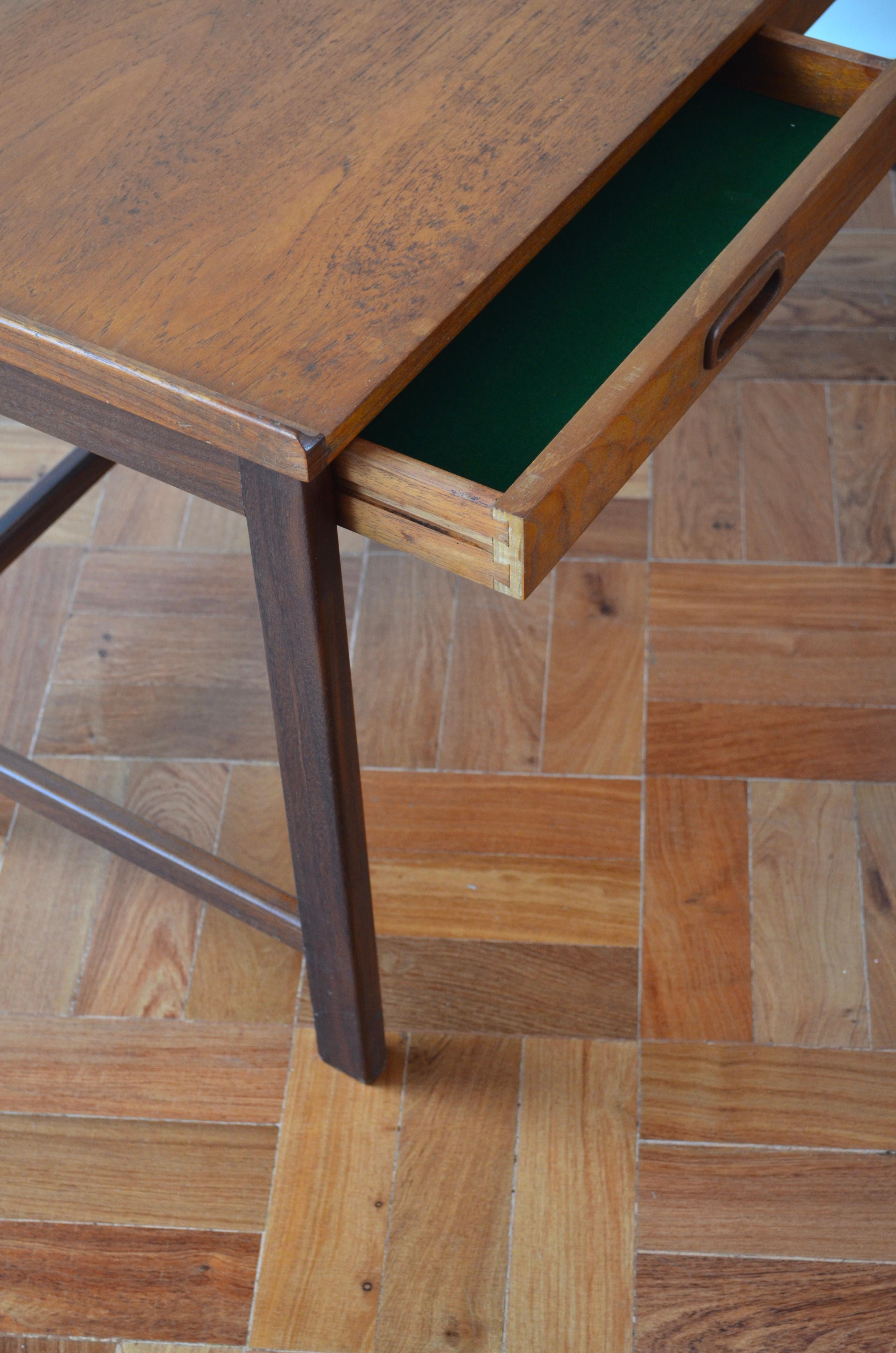 Svedese Tavolino da caffè in teak del metà secolo in vendita