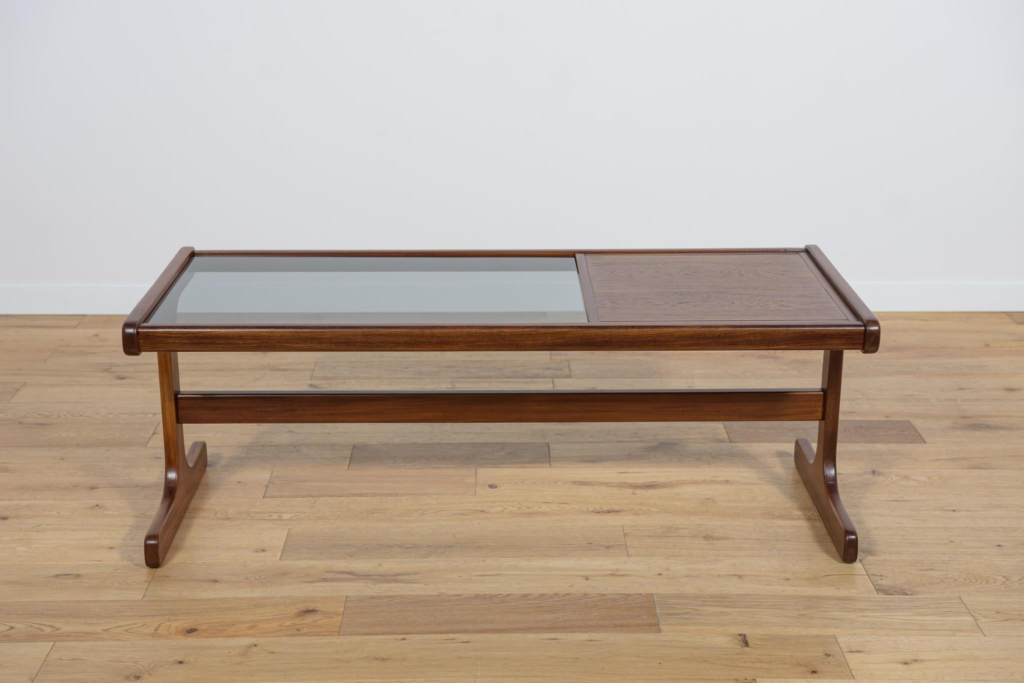 Table basse produite en Grande-Bretagne par G-Plan dans les années 1960. L'ensemble de la pièce a fait l'objet d'une rénovation complète de la menuiserie, le bois de teck a été nettoyé et recouvert d'une huile danoise de haute qualité. Le verre