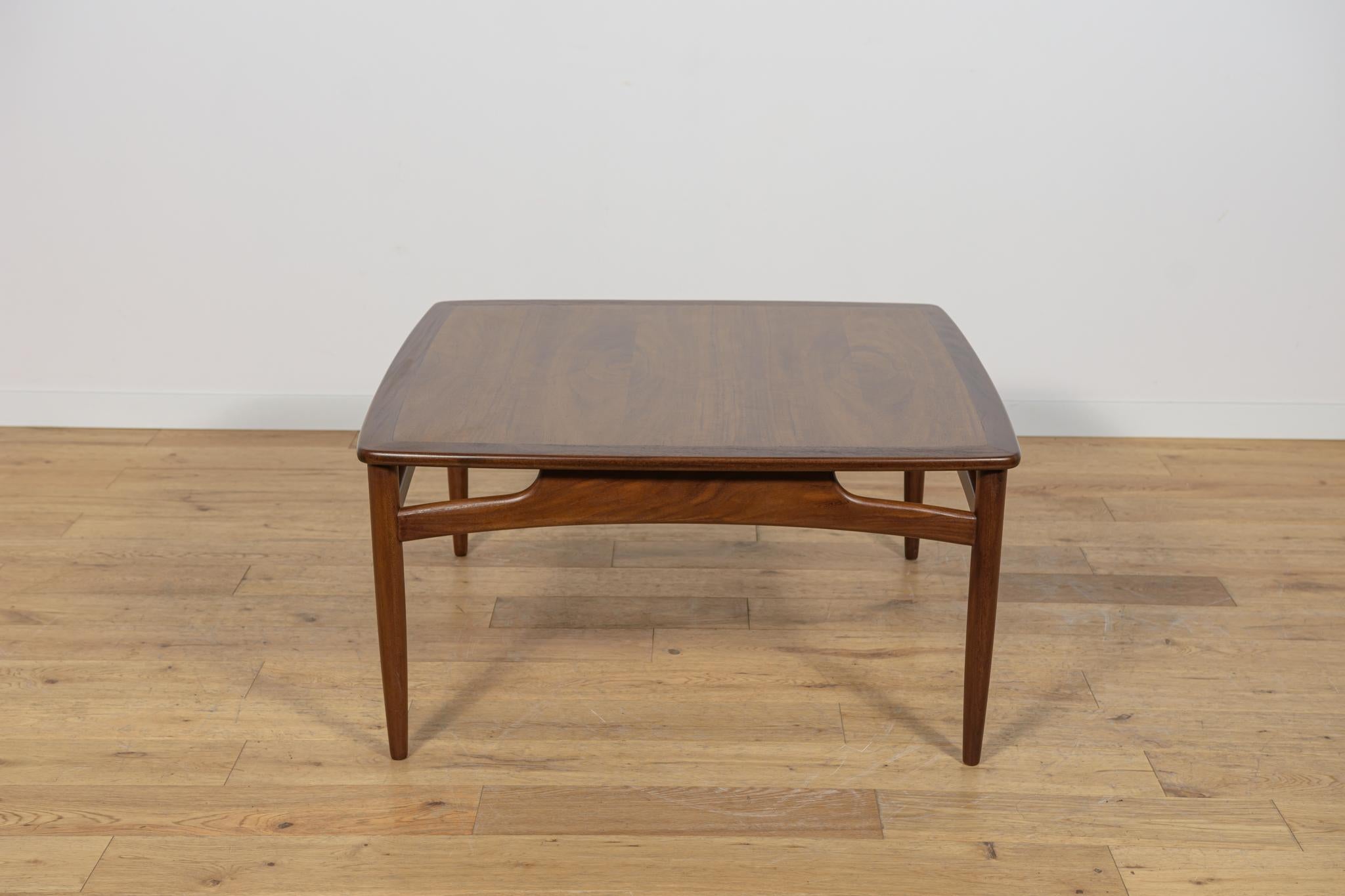 Mesa de centro fabricada en la factoría G-Plan de Gran Bretaña en la década de 1960. Mesa de madera de teca, tras una reforma integral de carpintería. Madera limpiada de la superficie vieja, pintada con tinte de nogal, acabada con barniz fuerte
