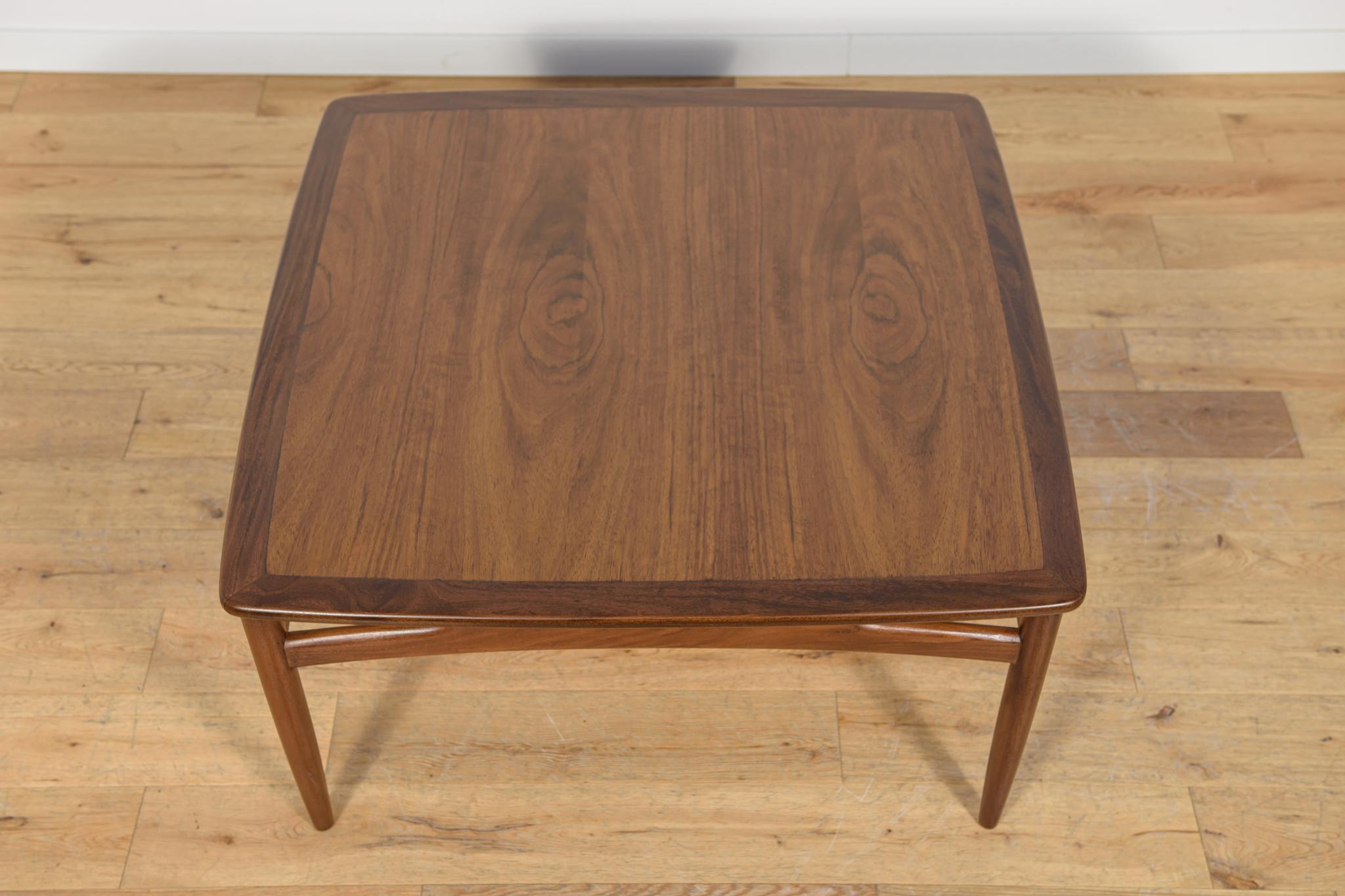 Mesa baja de teca Mid Century de G-Plan, Reino Unido, años 60 Británico en venta