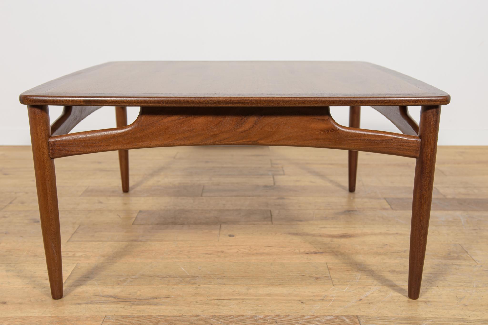 Mesa baja de teca Mid Century de G-Plan, Reino Unido, años 60 Carpintería en venta