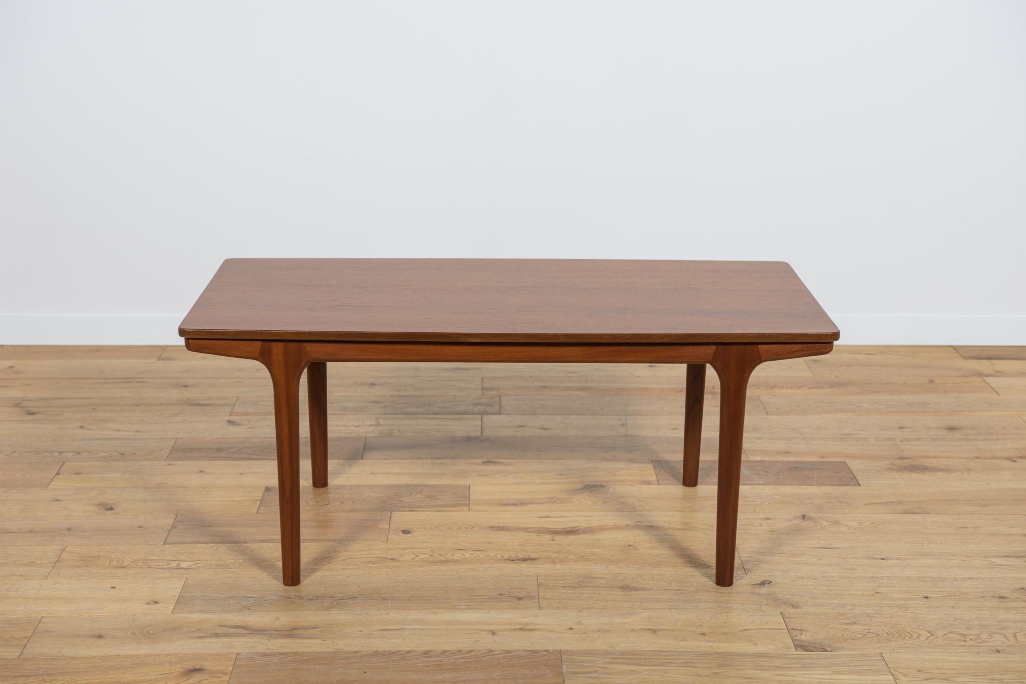 A coffee table made in the 1960s in the British McIntosh manufacture. A teak table with a light, sublime form. The coffee table has two side retractable tops with a length of 20 cm. Furniture after professional carpentry renovation. It has been