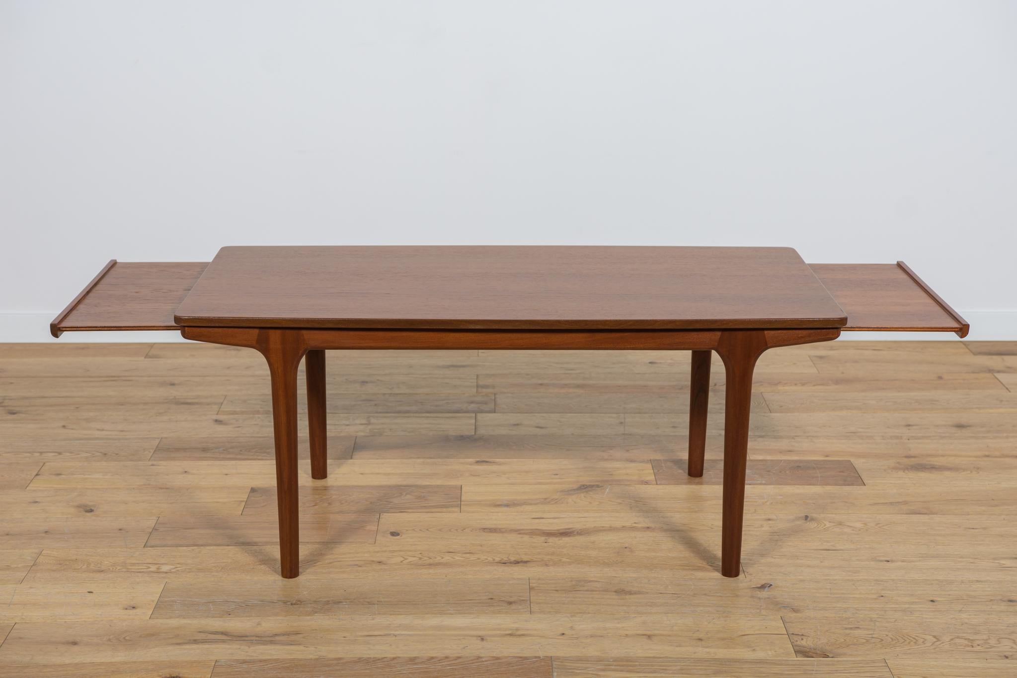 Mid-Century Teak Coffee Table from McIntosh, 1960s In Excellent Condition For Sale In GNIEZNO, 30