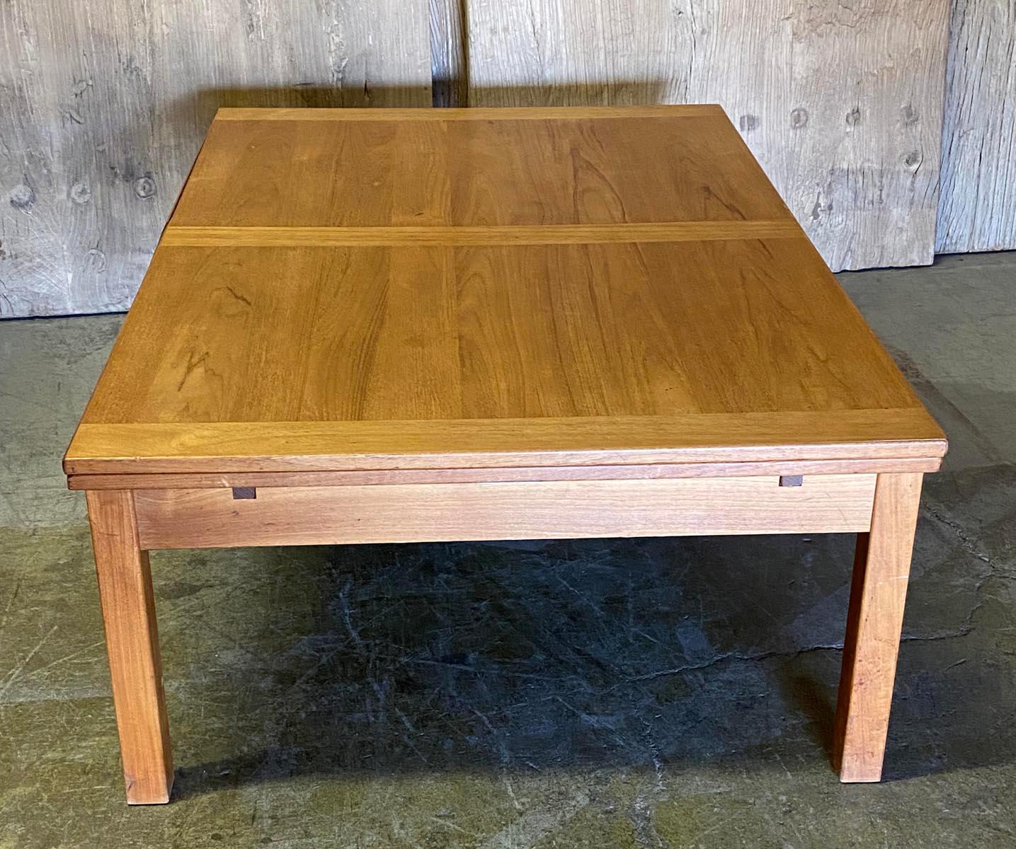 Mid-Century Modern Mid Century Teak Coffee table With Extensions For Sale
