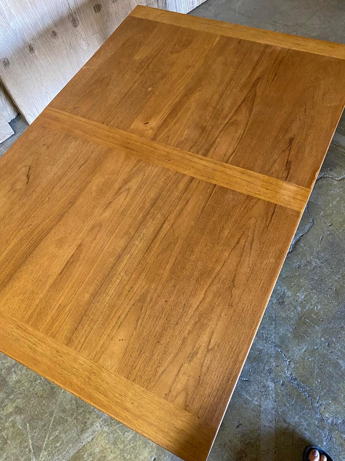Mid Century Teak Coffee table With Extensions In Good Condition For Sale In Los Angeles, CA