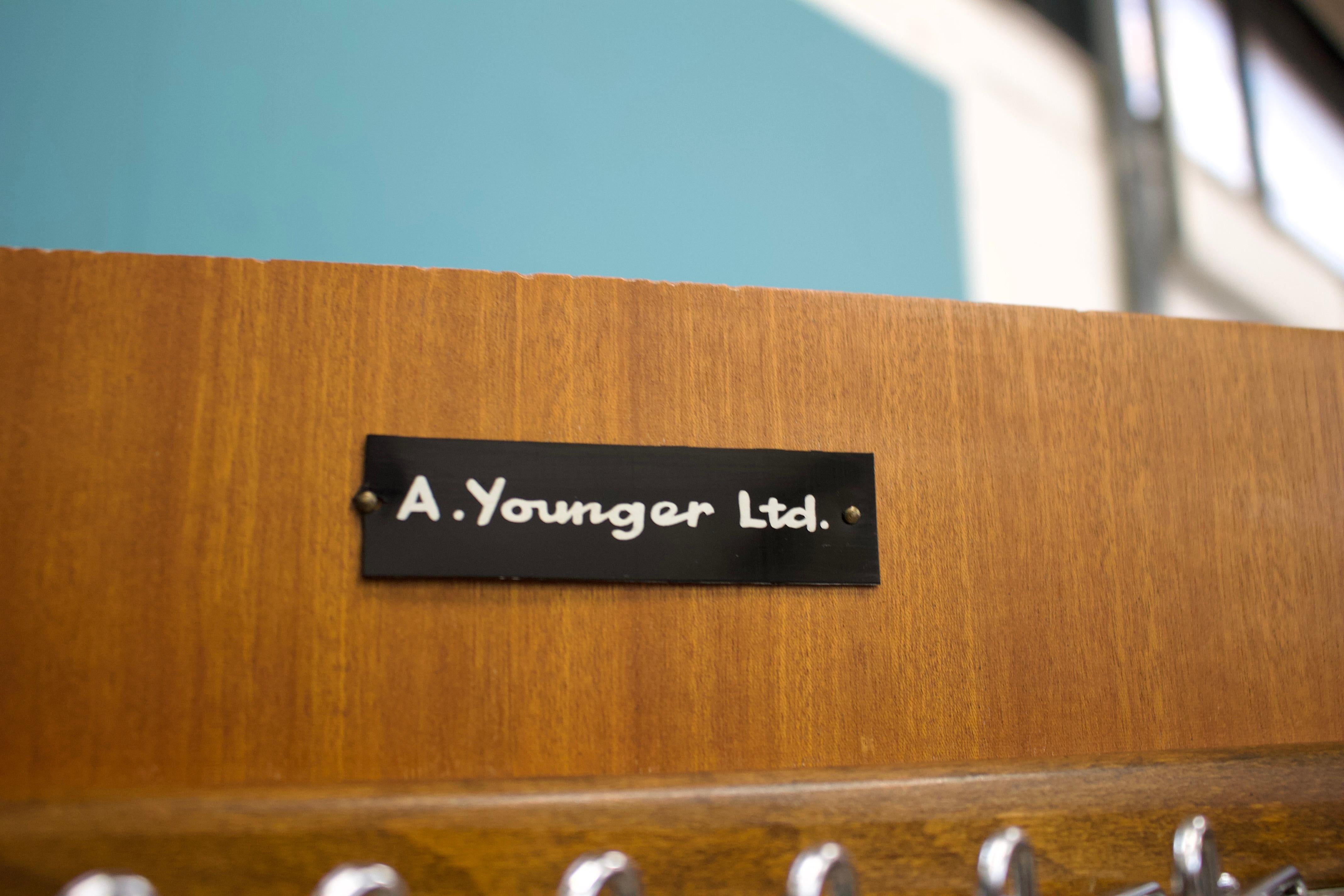 Armoire compacte à deux portes en teck du milieu du siècle de Younger, années 1960 en vente 3