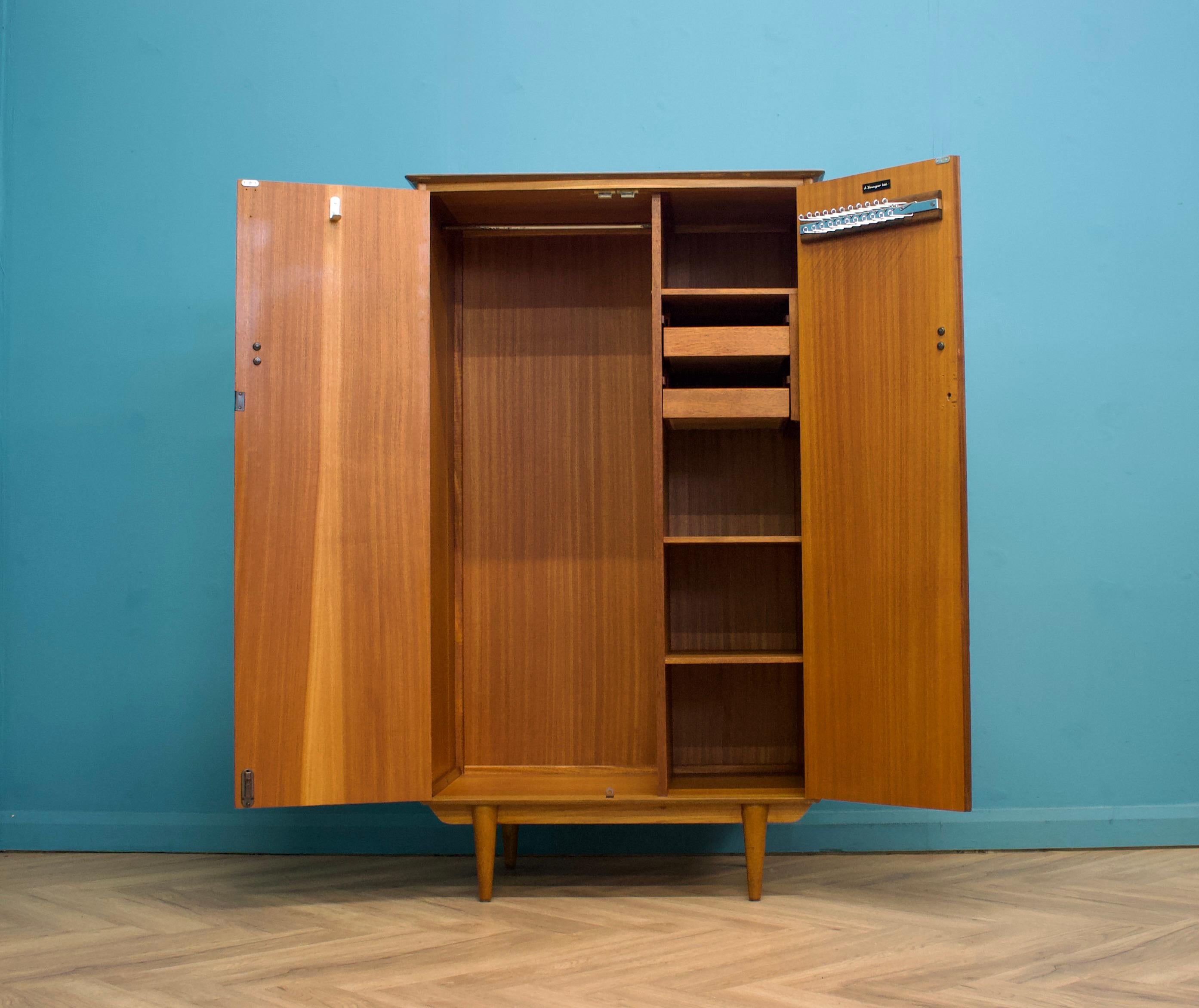 Mid-Century Modern Armoire compacte à deux portes en teck du milieu du siècle de Younger, années 1960 en vente