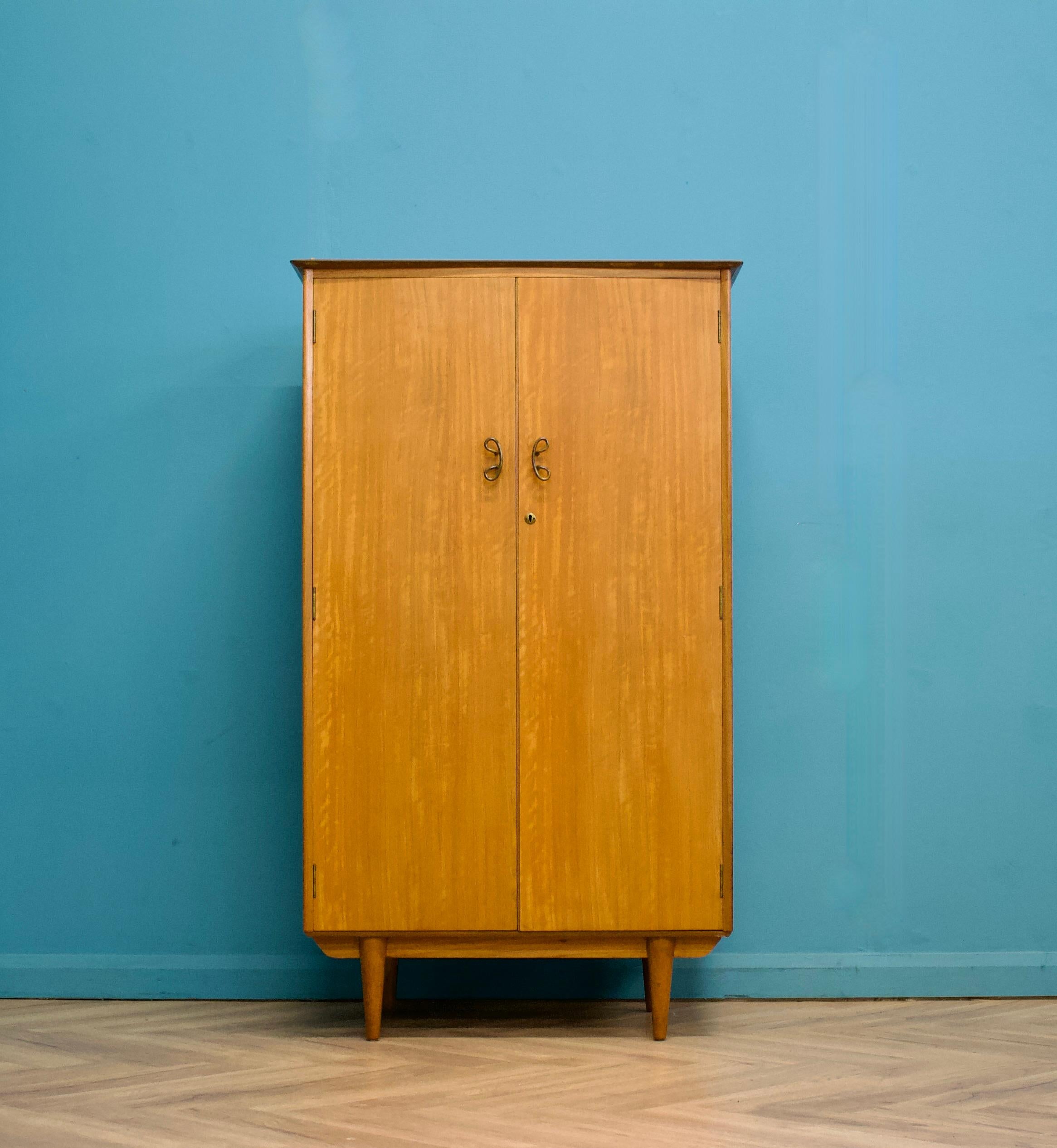 Britannique Armoire compacte à deux portes en teck du milieu du siècle de Younger, années 1960 en vente
