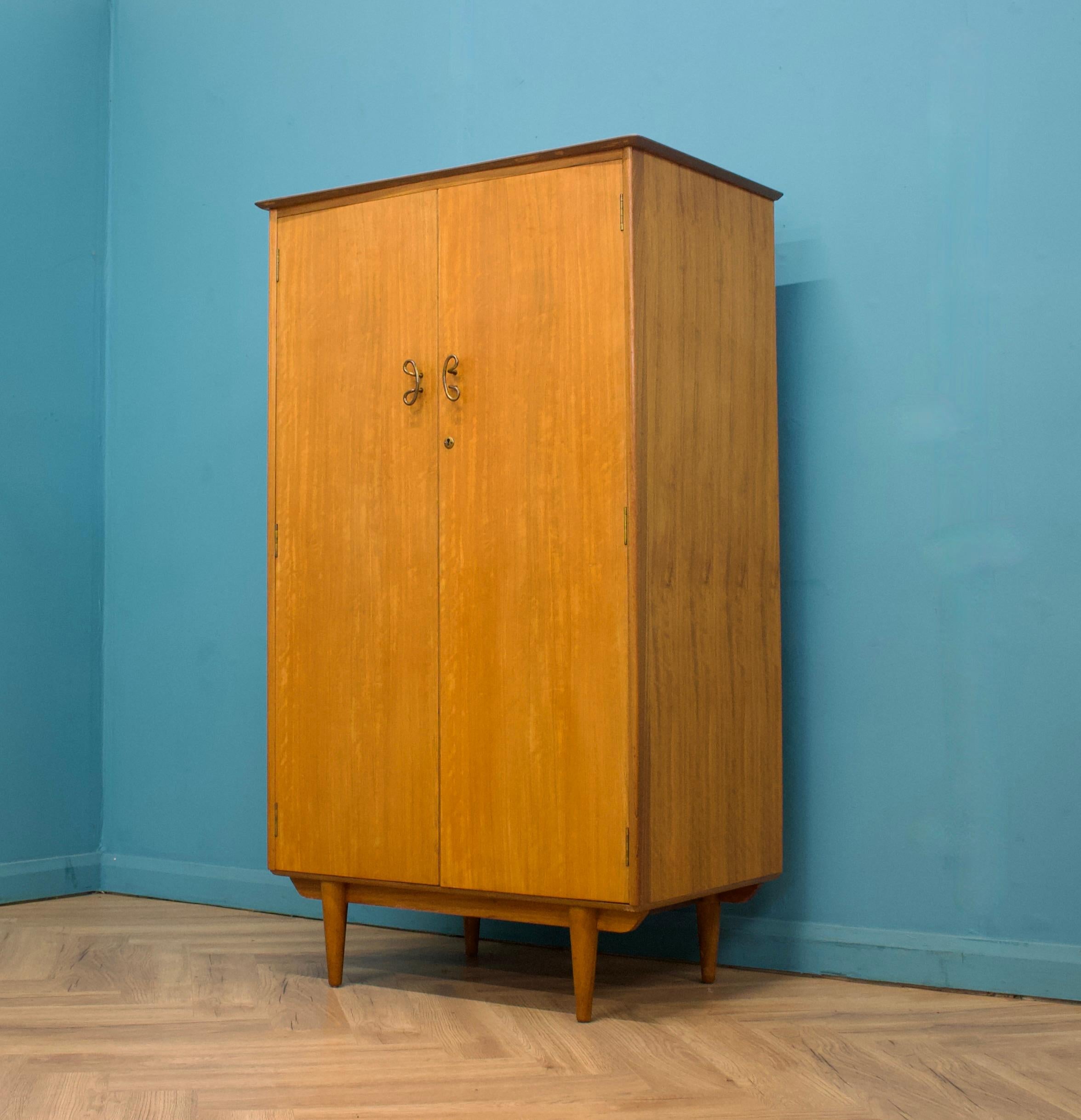 Placage Armoire compacte à deux portes en teck du milieu du siècle de Younger, années 1960 en vente