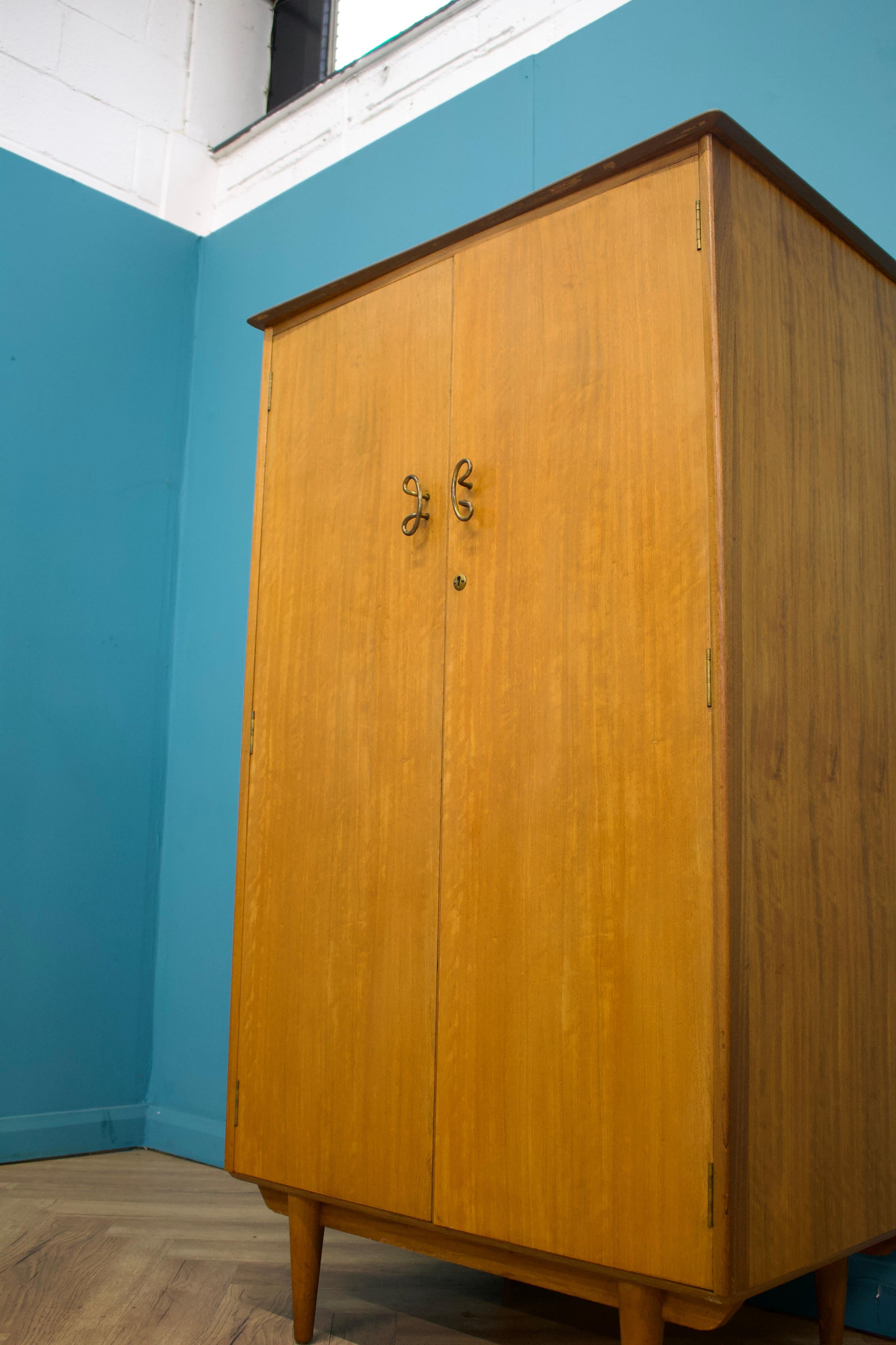 Armoire compacte à deux portes en teck du milieu du siècle de Younger, années 1960 Bon état - En vente à South Shields, GB