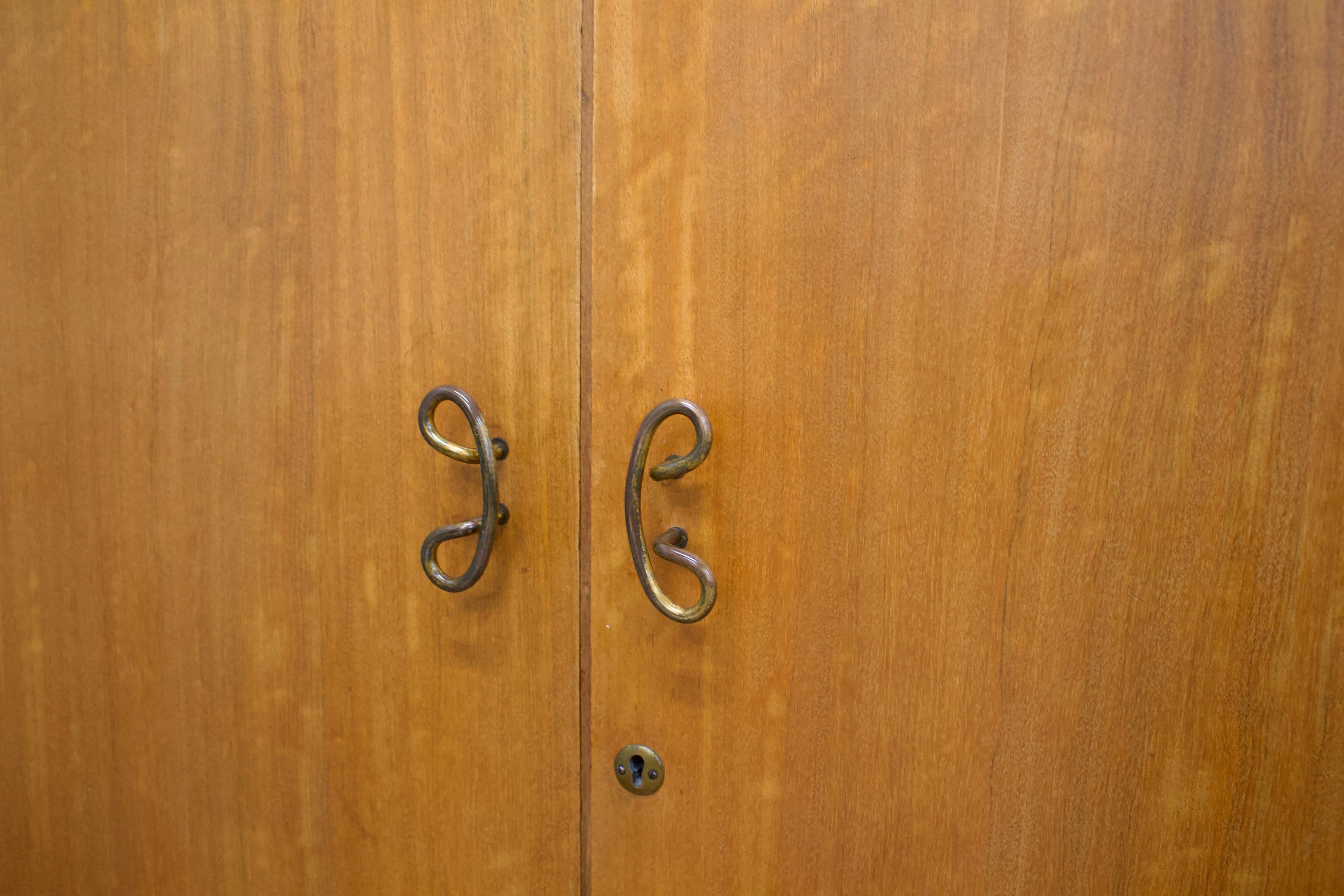 20ième siècle Armoire compacte à deux portes en teck du milieu du siècle de Younger, années 1960 en vente