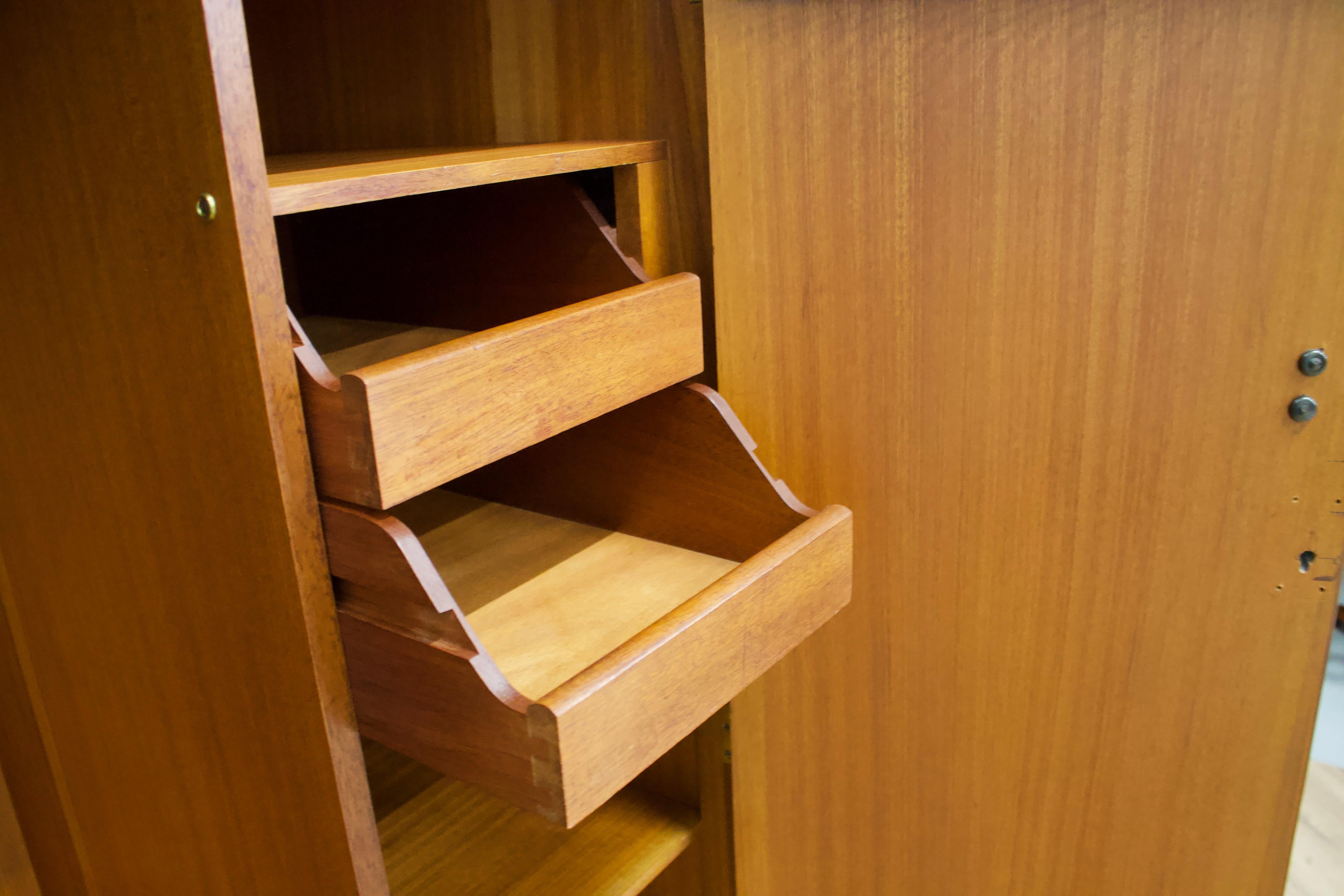 Teck Armoire compacte à deux portes en teck du milieu du siècle de Younger, années 1960 en vente