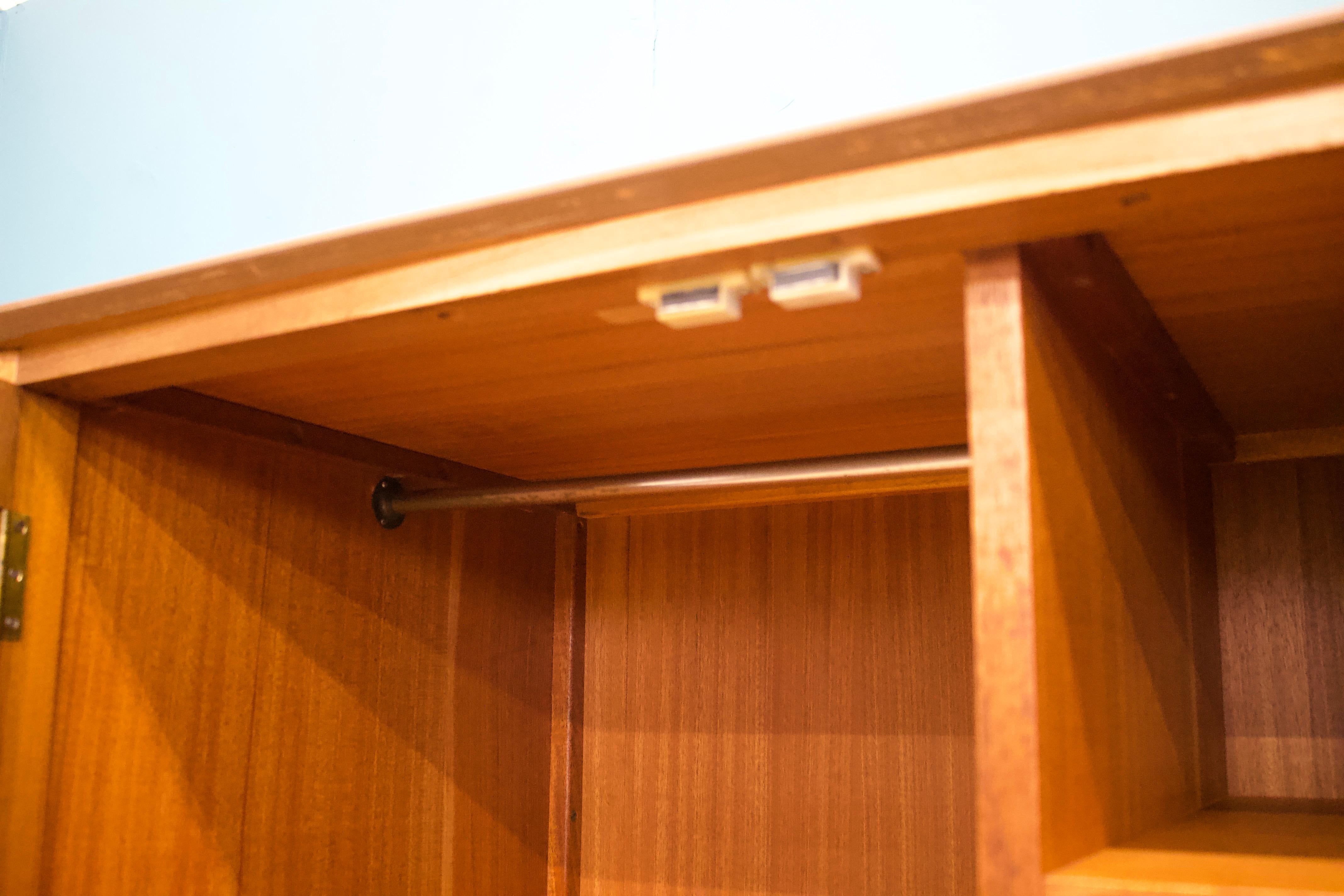 Armoire compacte à deux portes en teck du milieu du siècle de Younger, années 1960 en vente 1