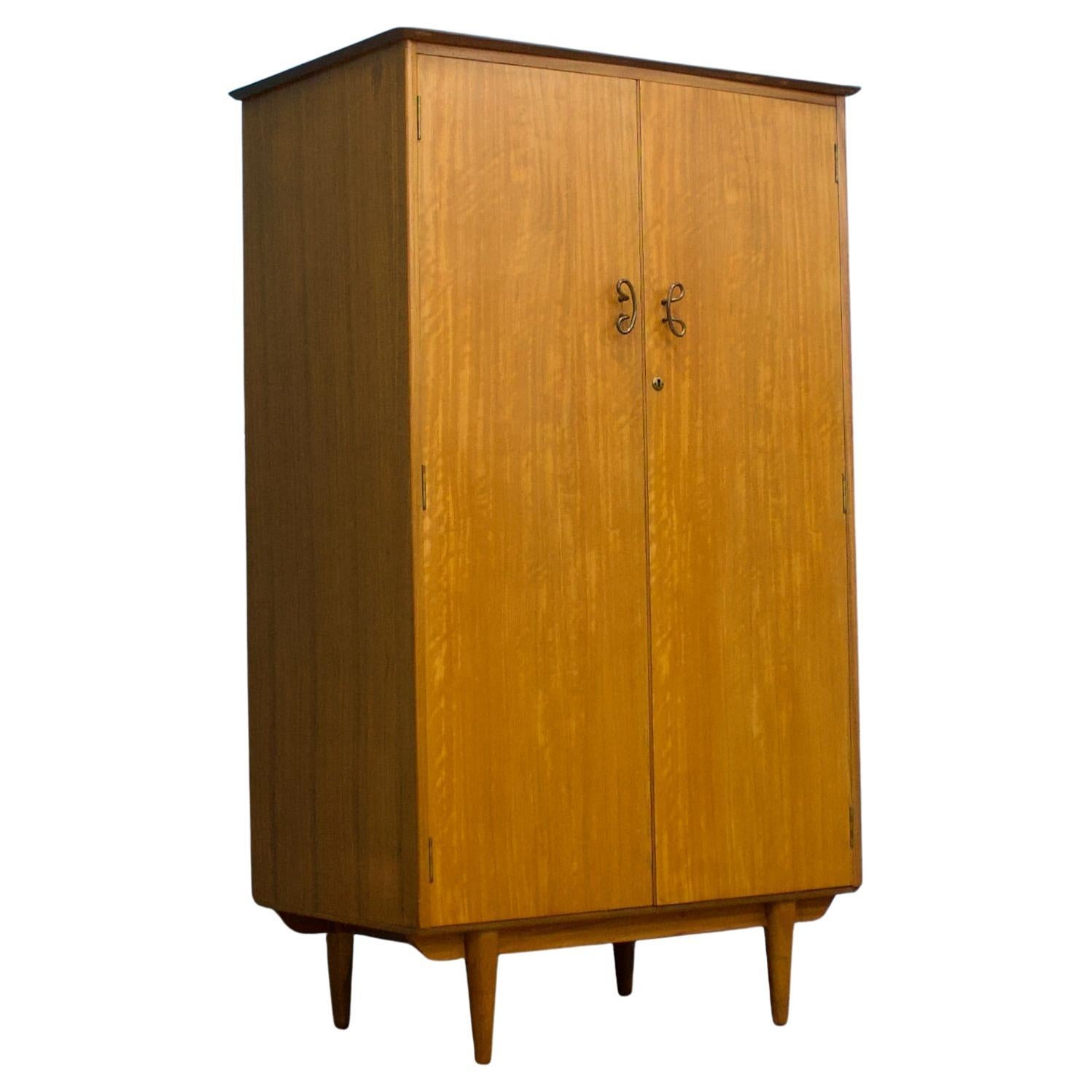 Armadio compatto a due ante in teak del Mid Century di Younger, anni
60