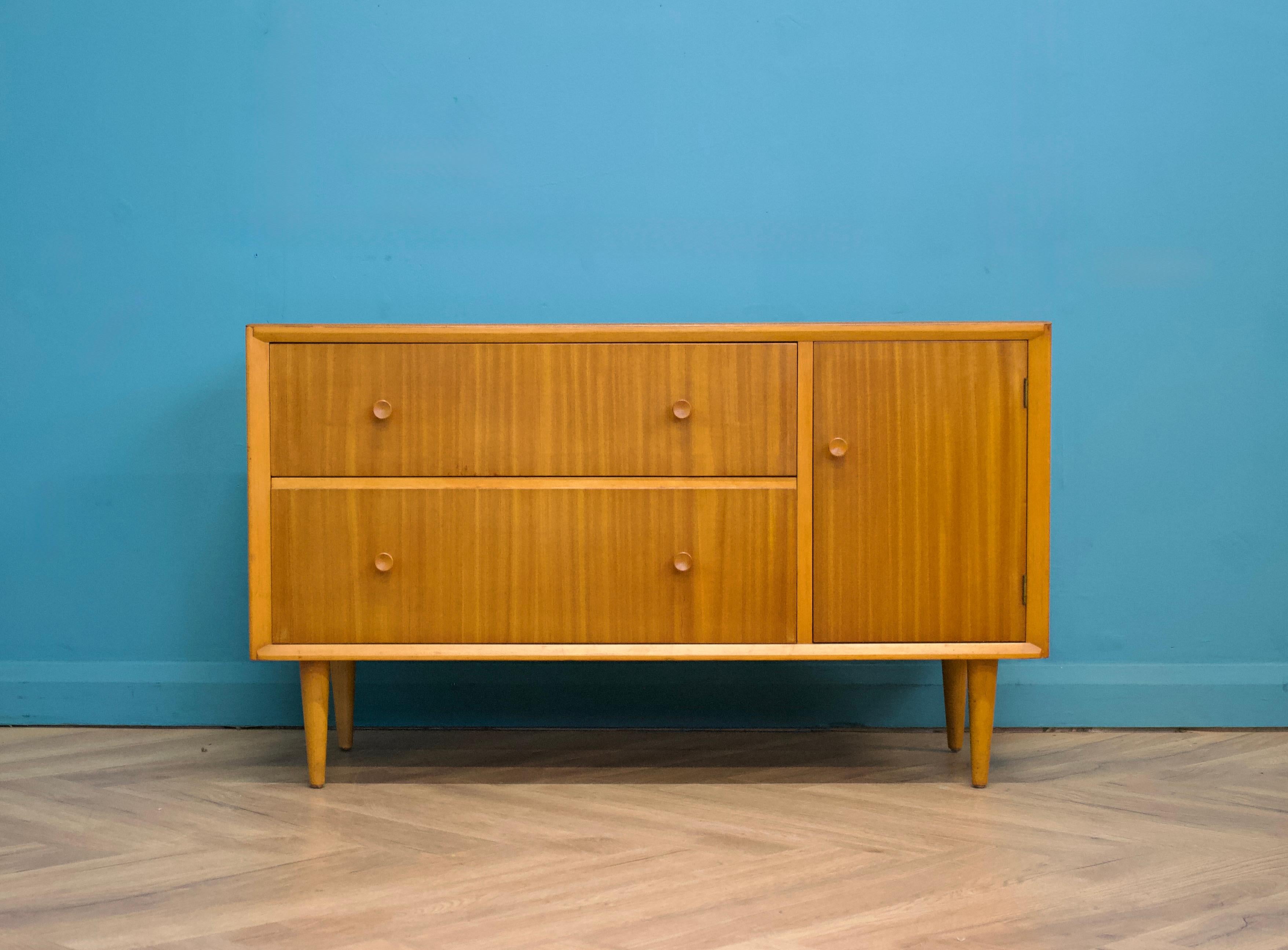 Buffet compact en teck de CWS - Circa 1960s

A l'origine une commode, elle peut également être utilisée comme une longue commode basse ou un meuble TV.

Il comporte deux tiroirs et une armoire