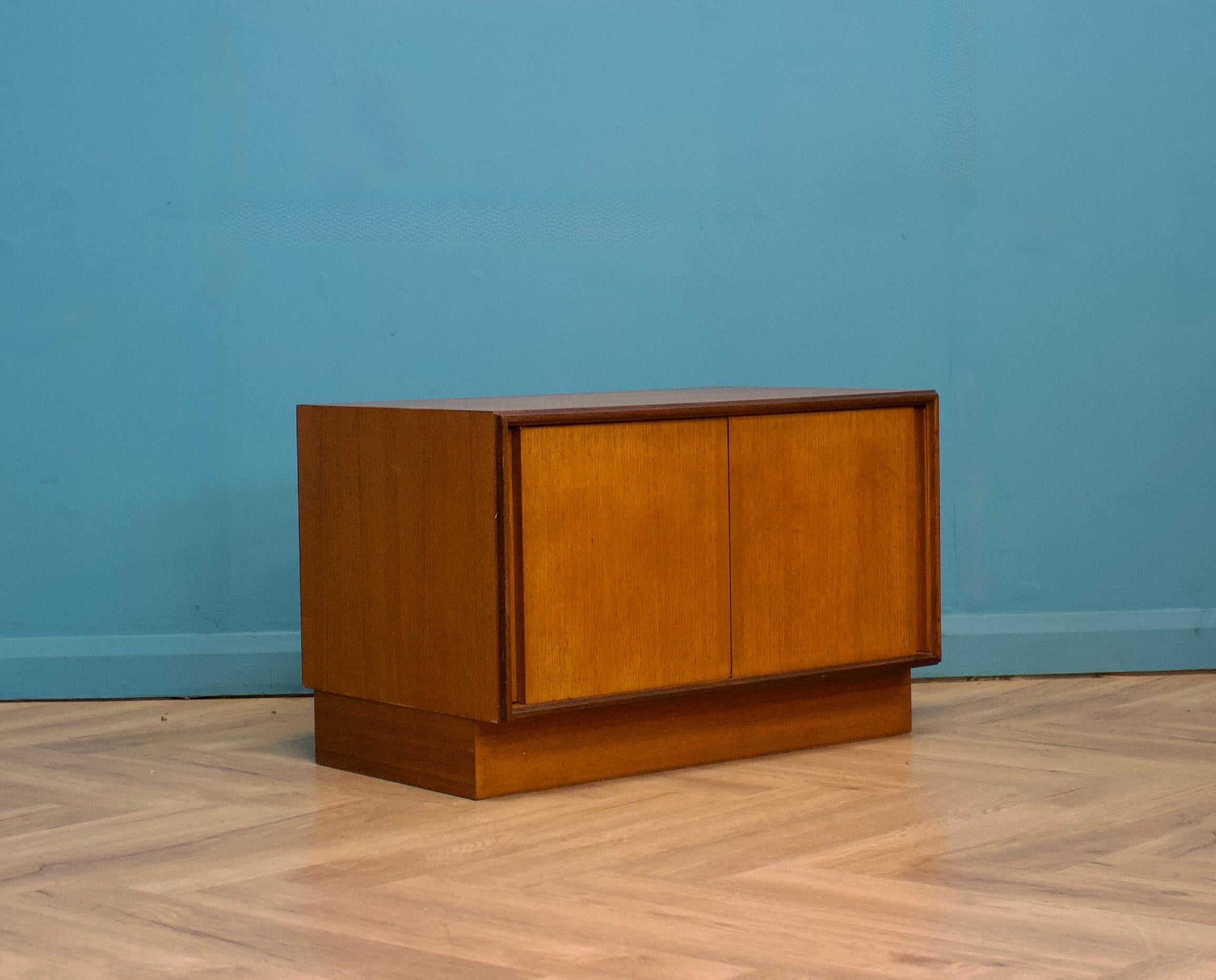 Buffet compact en teck de G-Plan de la gamme 'Form Five' - Circa 1960s




Avec ses portes coulissantes, il est parfait pour gagner de l'espace.