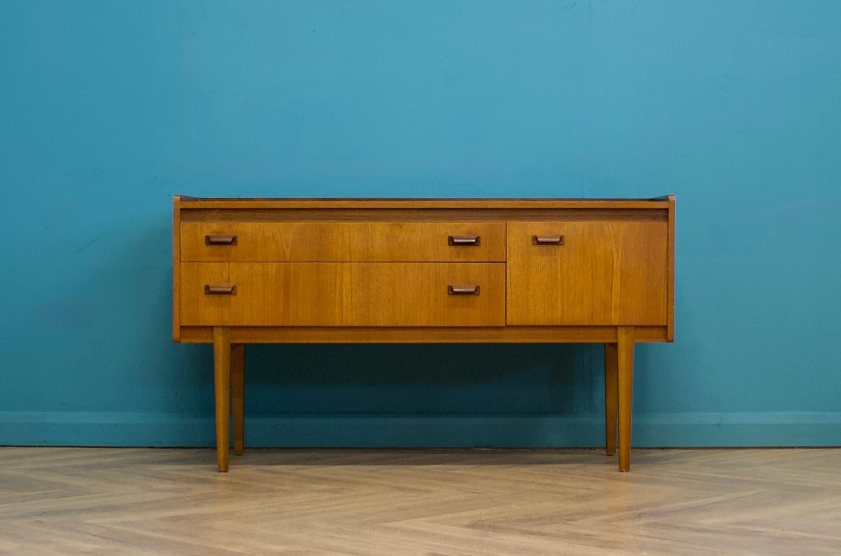 Kompaktes Sideboard aus Teakholz aus der Mitte des Jahrhunderts von Wrighton, 1960er Jahre (Moderne der Mitte des Jahrhunderts) im Angebot