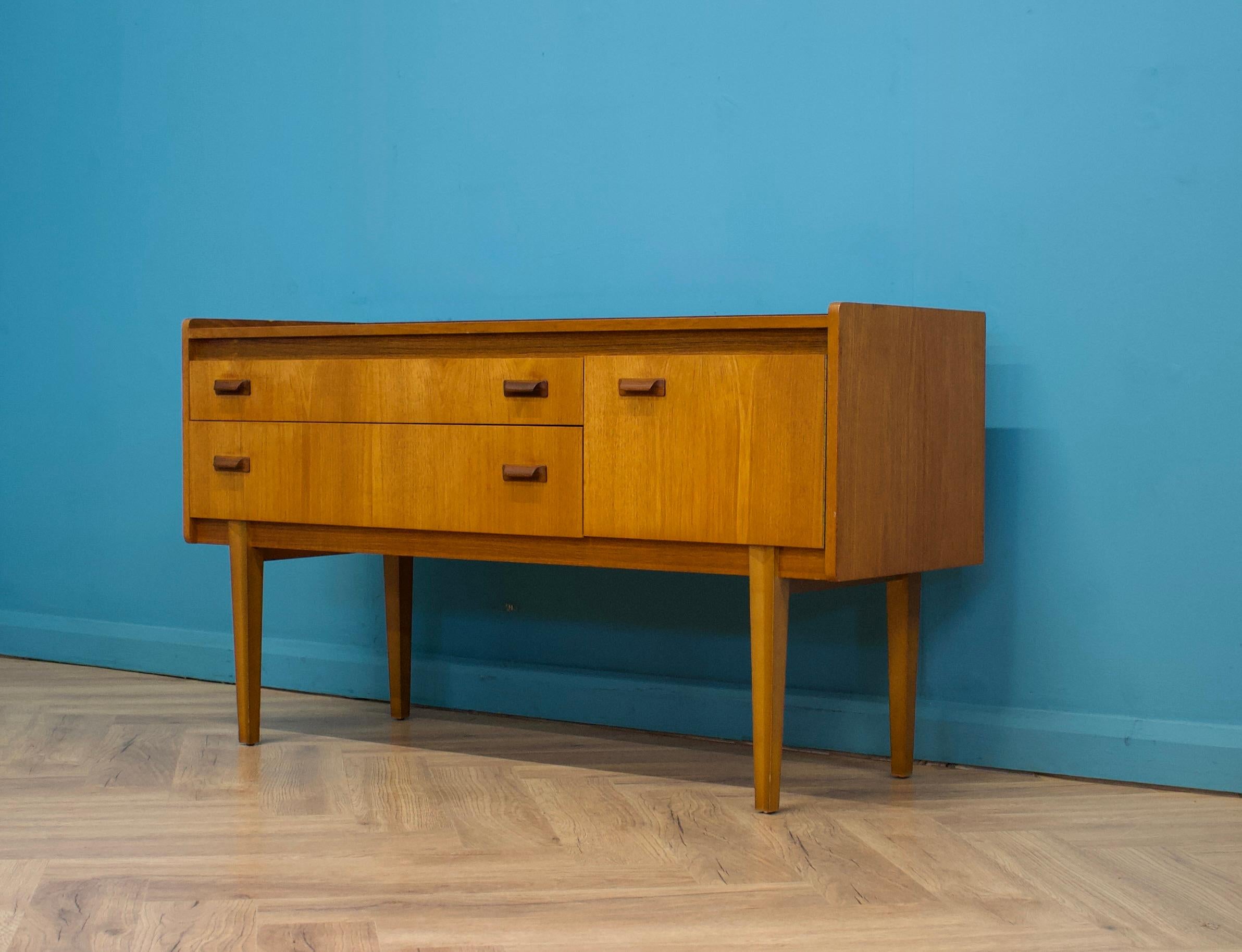 Kompaktes Sideboard aus Teakholz aus der Mitte des Jahrhunderts von Wrighton, 1960er Jahre (Britisch) im Angebot