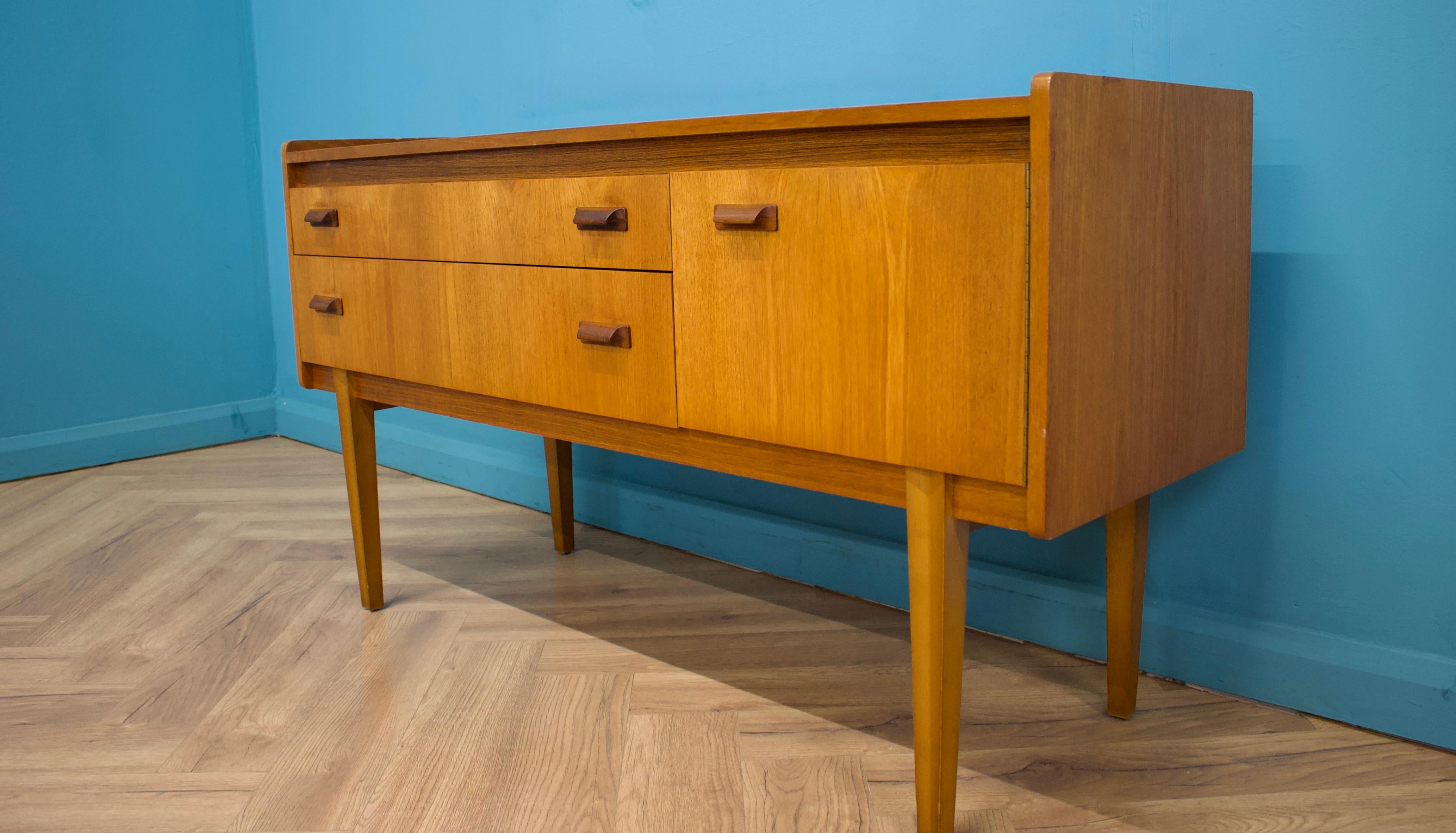 Kompaktes Sideboard aus Teakholz aus der Mitte des Jahrhunderts von Wrighton, 1960er Jahre im Angebot 1