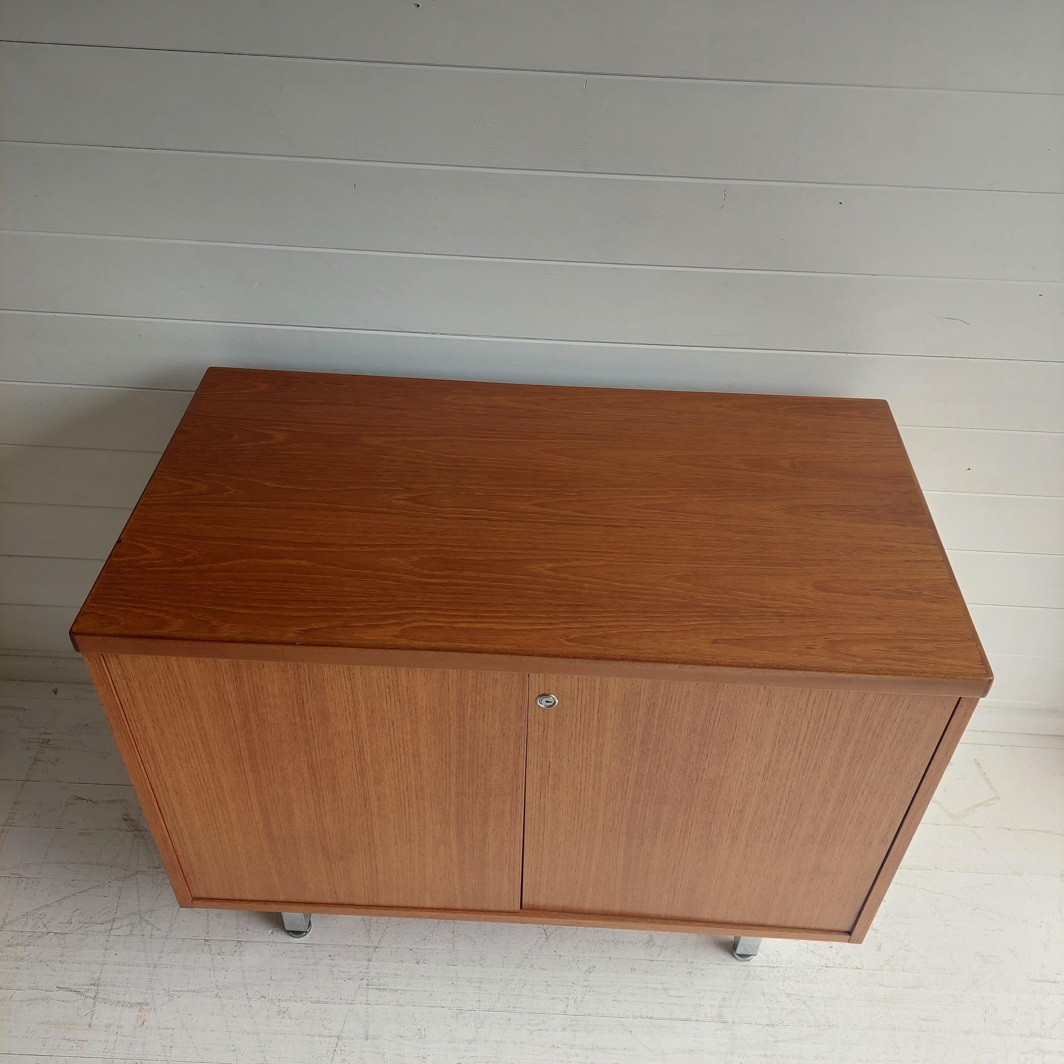 20ième siècle Teck Midcentury Compact Sideboard Office Drinks Unit Cabinet Cupboard 70s