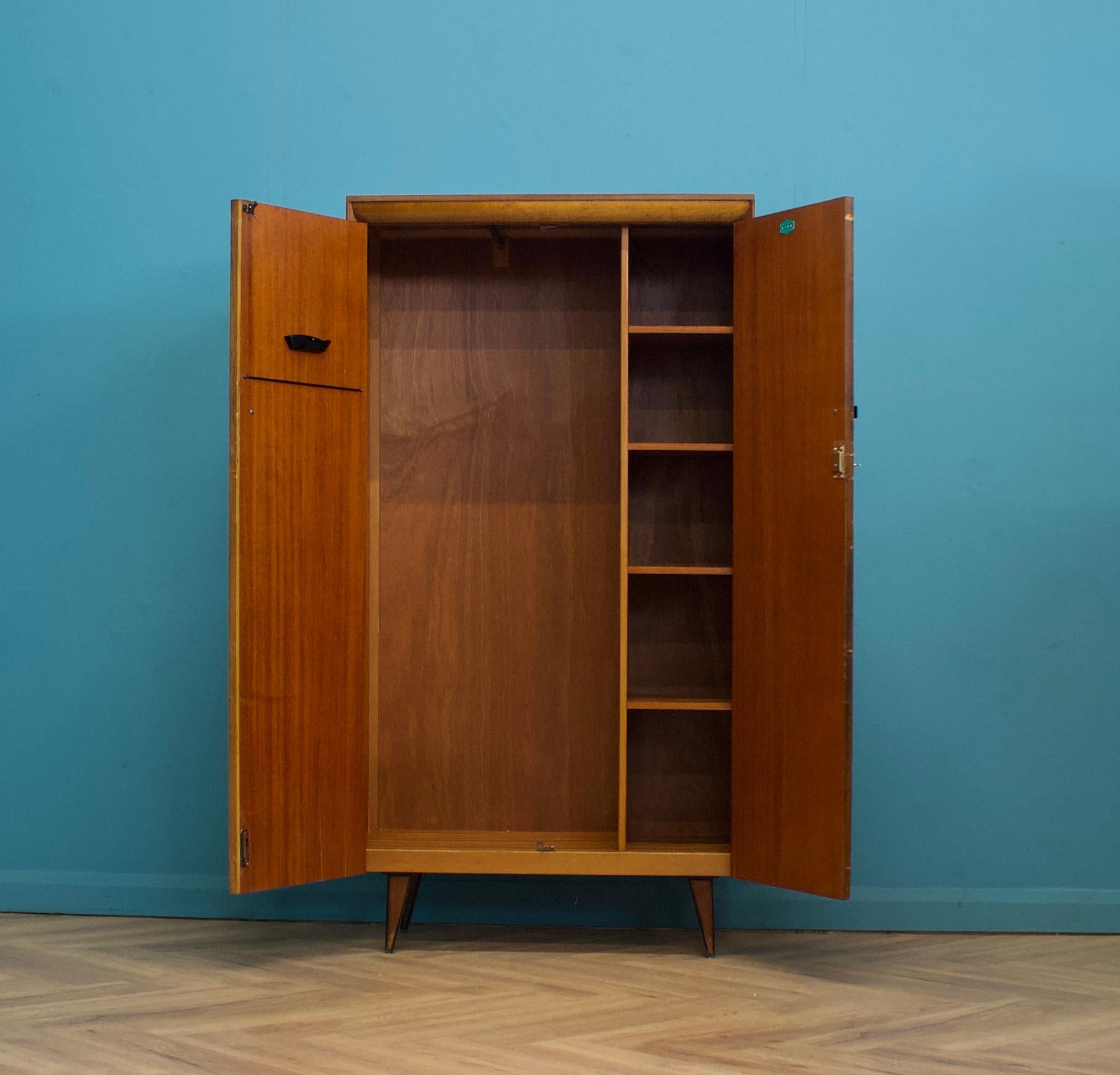 Mid-Century moderno Armadio compatto in teak di metà secolo di Lebus, anni '60 in vendita