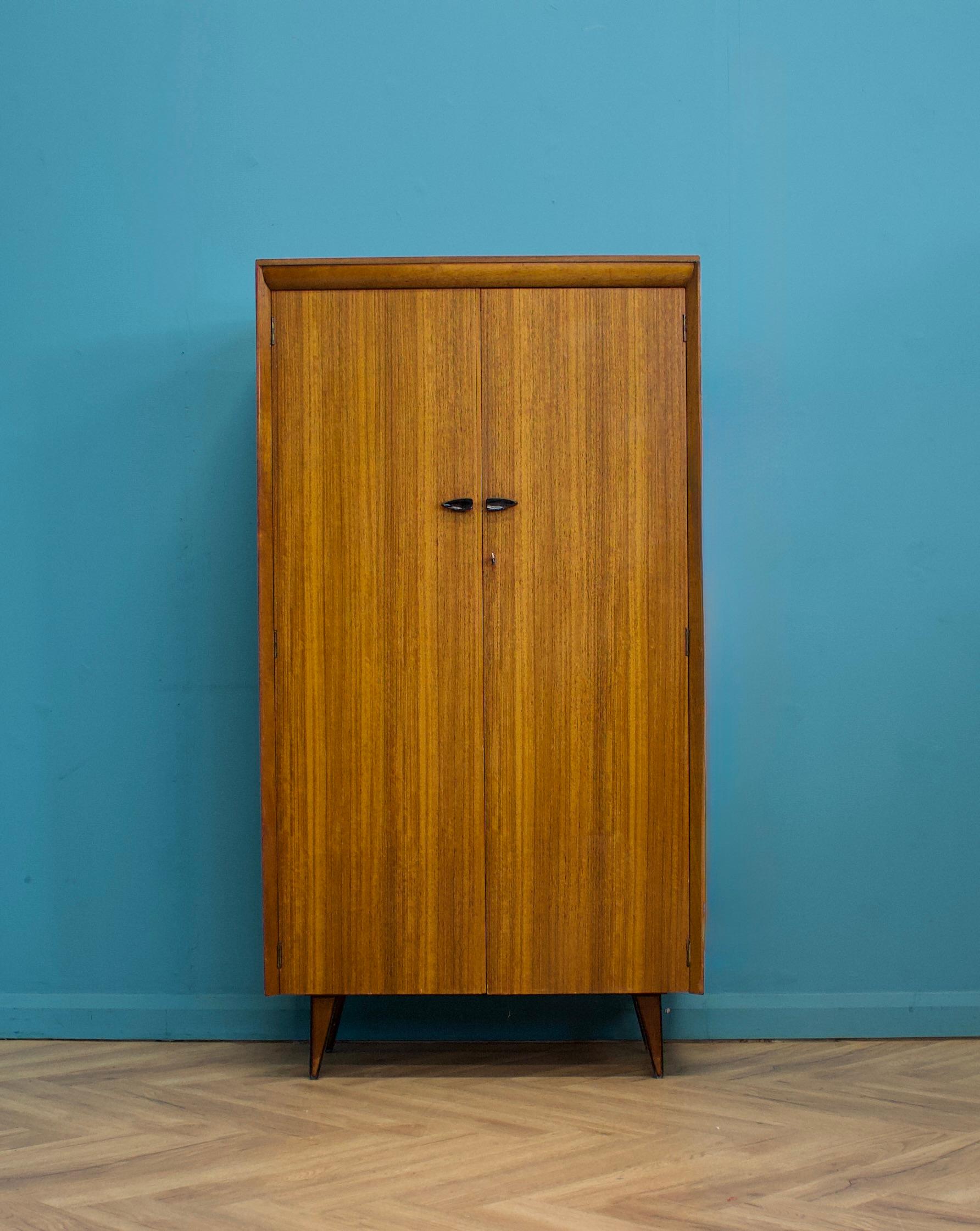 Britannico Armadio compatto in teak di metà secolo di Lebus, anni '60 in vendita