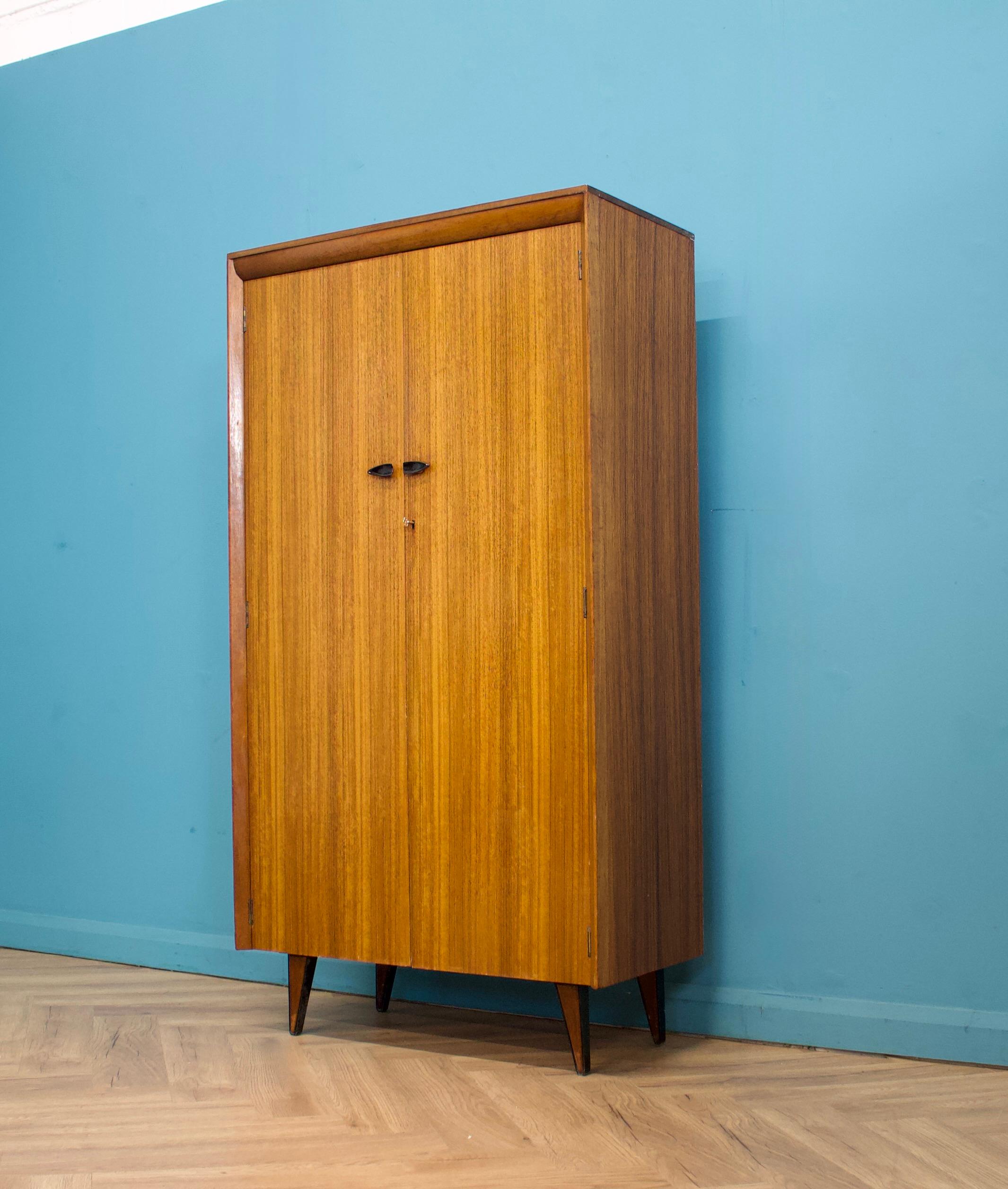 Armadio compatto in teak di metà secolo di Lebus, anni '60 In condizioni buone in vendita a South Shields, GB