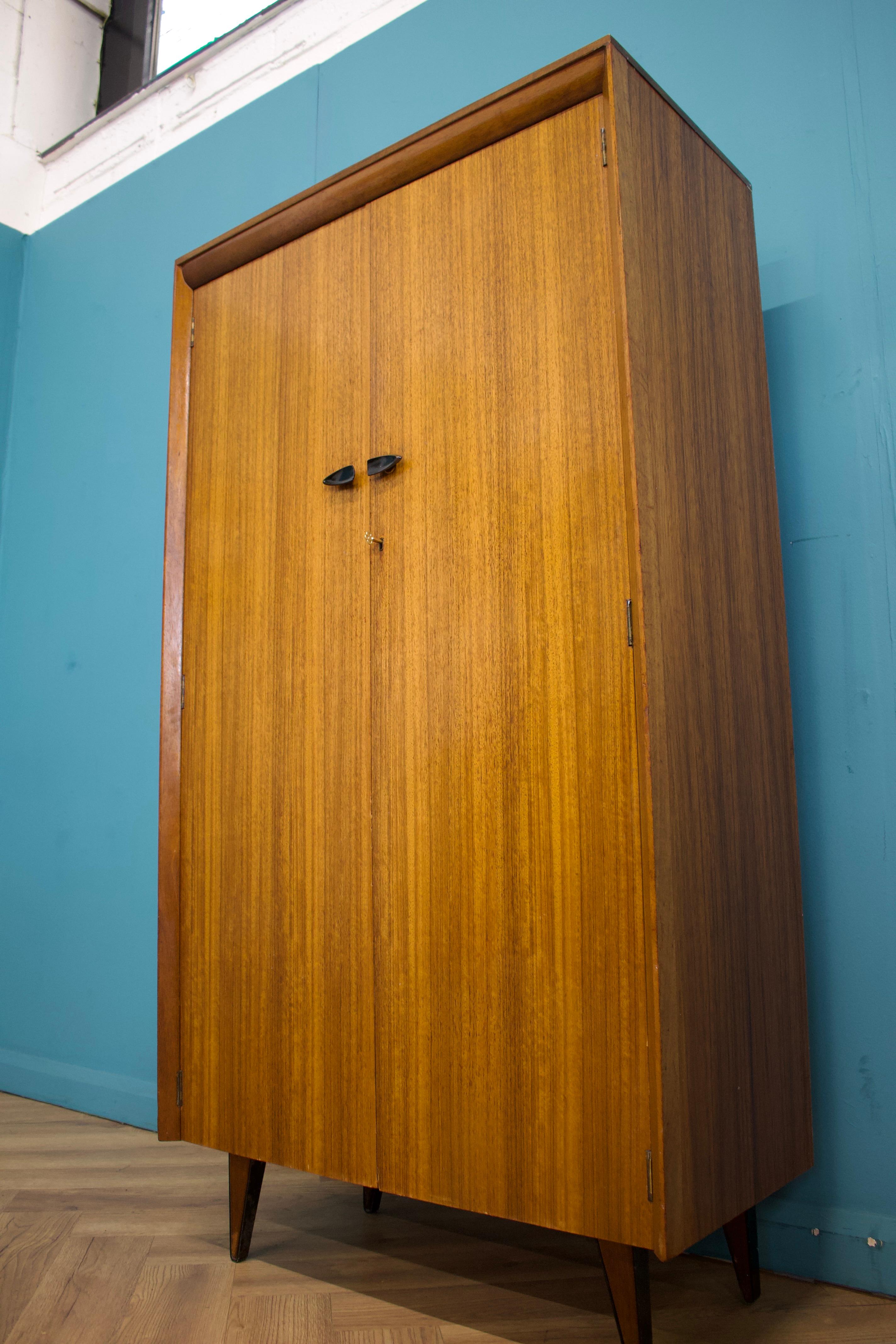 Metà XX secolo Armadio compatto in teak di metà secolo di Lebus, anni '60 in vendita