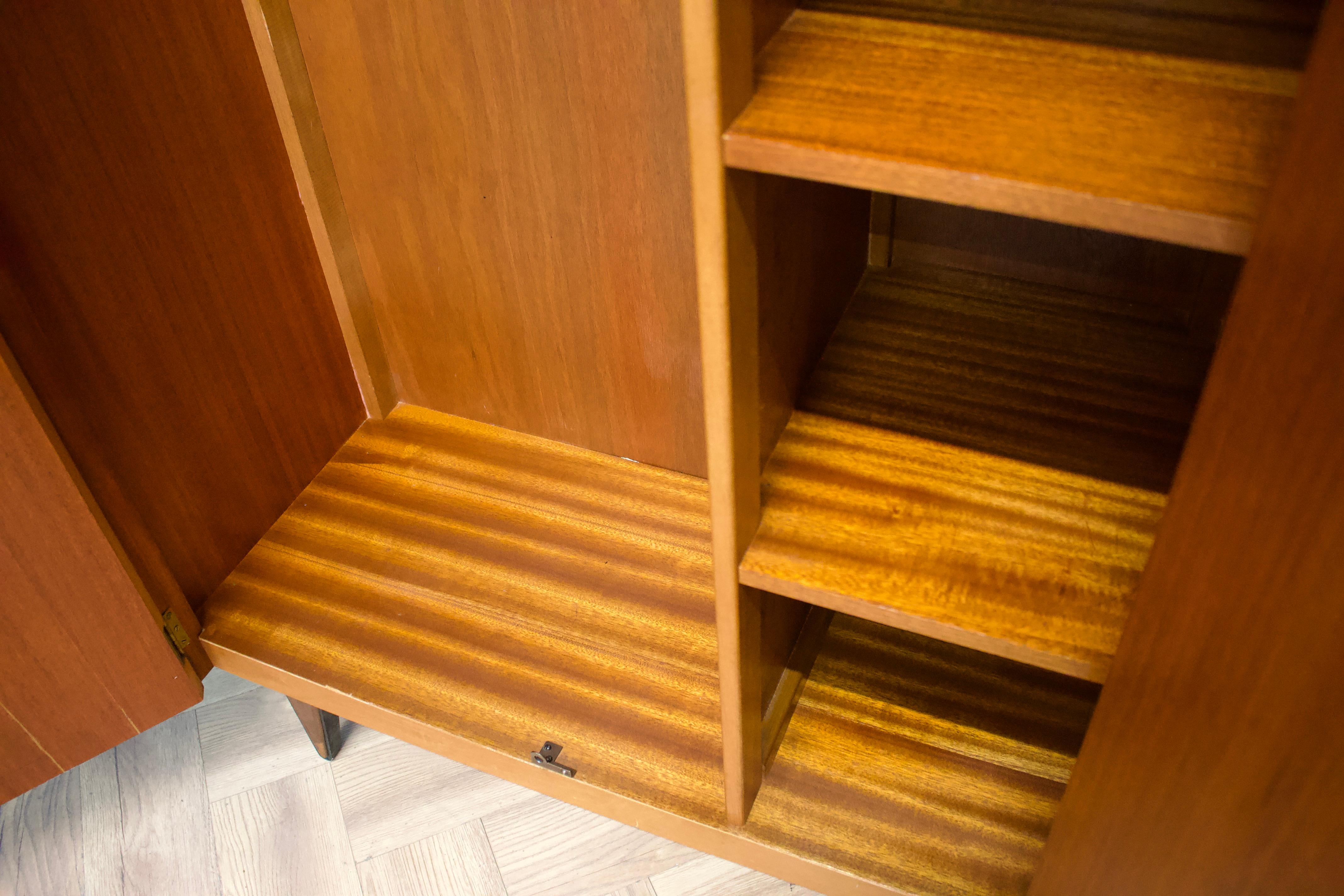 Armadio compatto in teak di metà secolo di Lebus, anni '60 in vendita 1