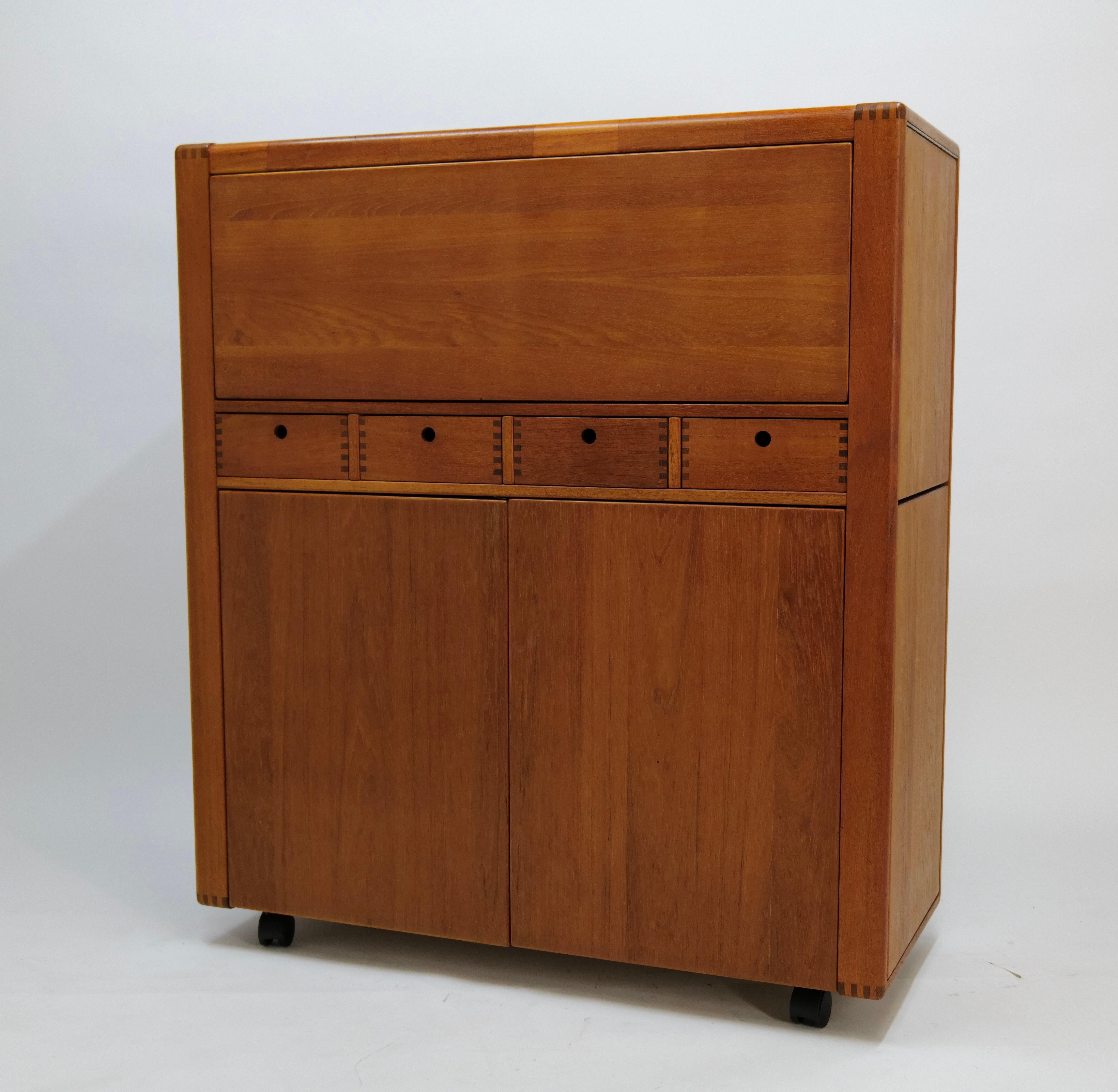 This convertible teak dry bar on wheels is the ultimate blend of style, function, and versatility, perfect for hosting a groovy disco night or a sophisticated cocktail party. Crafted from rich, warm teak wood, the bar features a sleek, minimalist