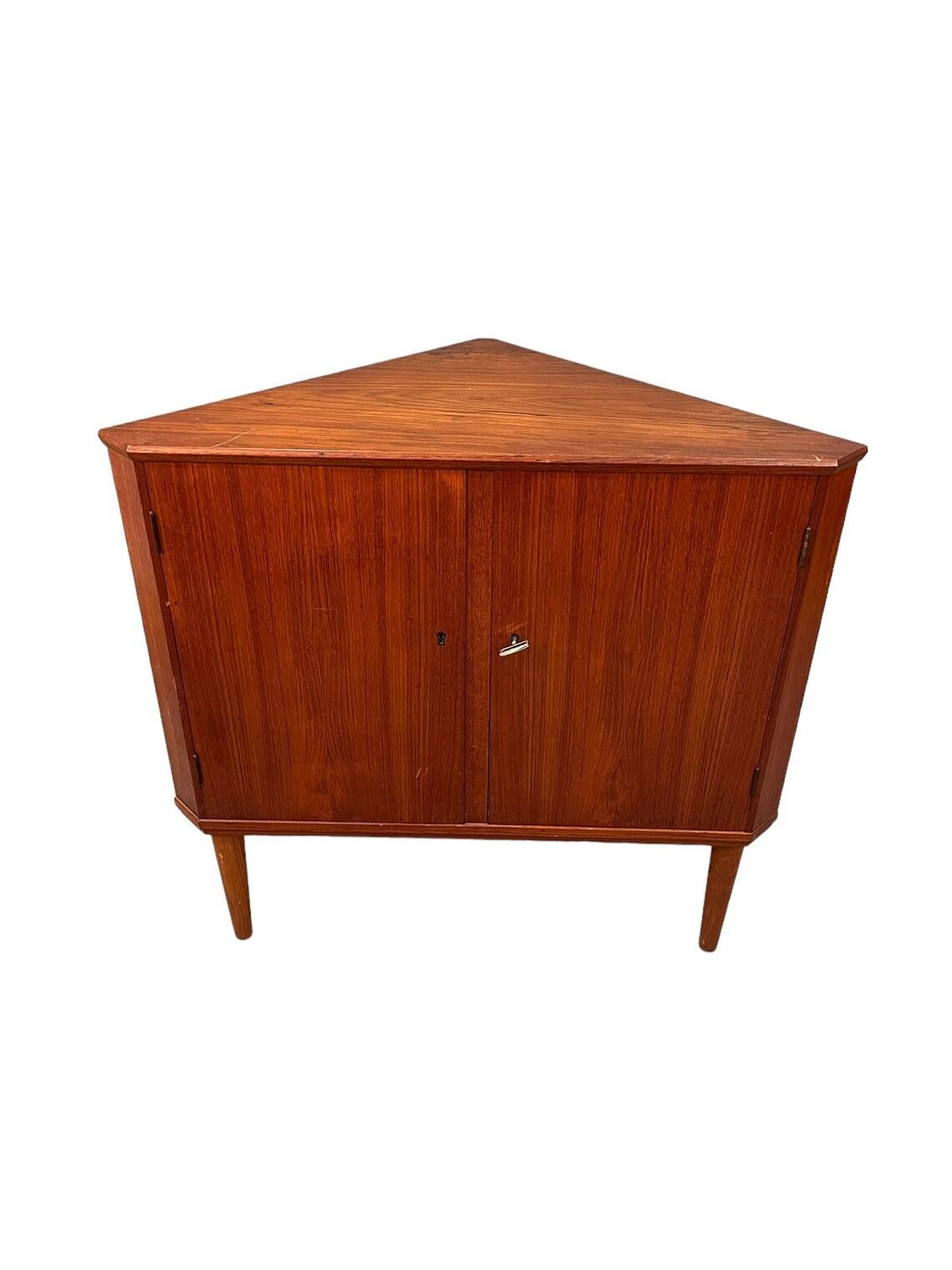 W35.5 x D19.5 x 33.5 inches 

This elegant corner cabinet is a unique piece of furniture that will add character to any room. Made from high-quality teak. It is a stunning showcase for your favorite antiques and collectibles. Its sleek design is