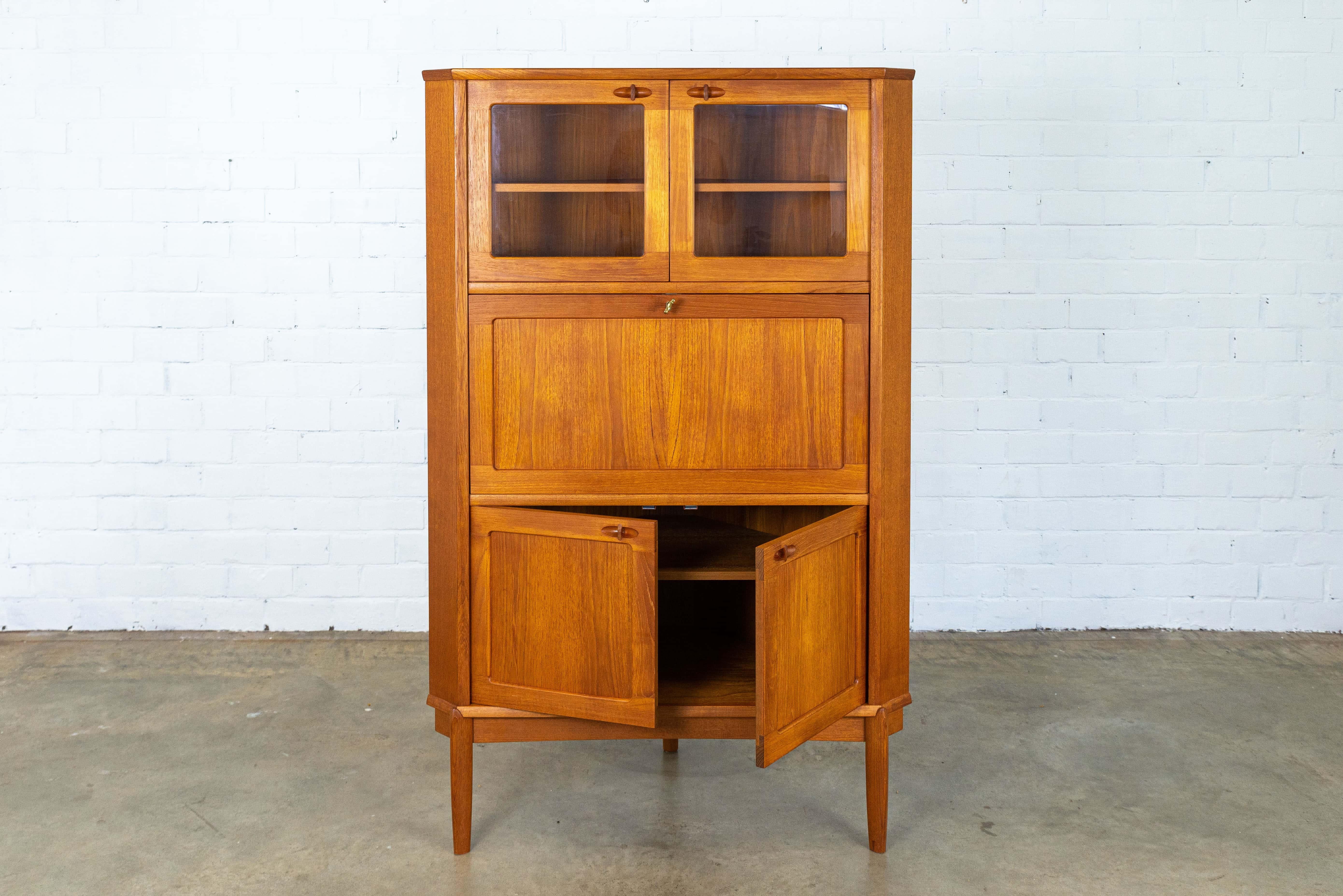 Beautiful corner cabinet produced in the 1960s for Bramin and designed by H.W. Small. The cupboard has a bar area, display case and lots of storage space. Very nicely designed base.
Original piece.