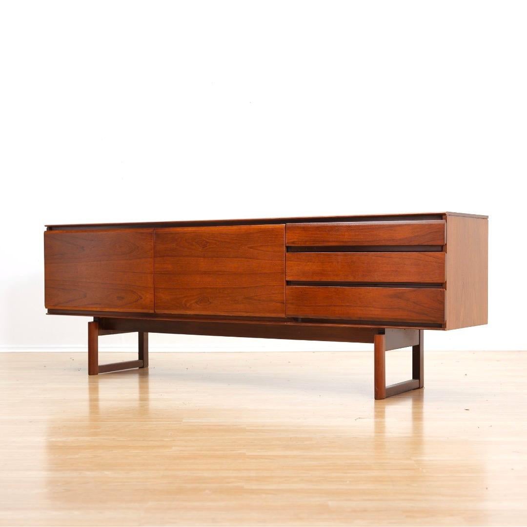 Teakholz-Credenza aus der Jahrhundertmitte von White & Newton im Angebot 4