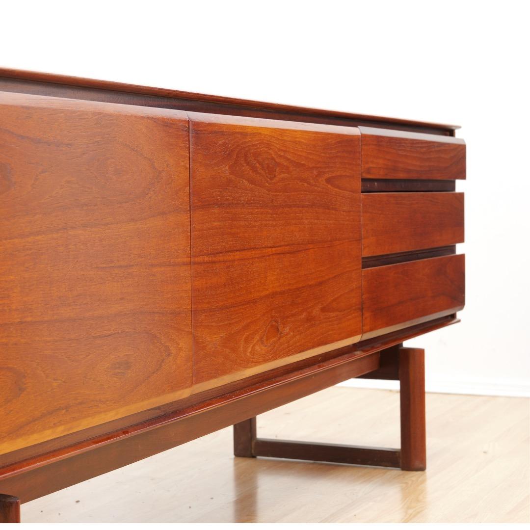 Teakholz-Credenza aus der Jahrhundertmitte von White & Newton im Angebot 5