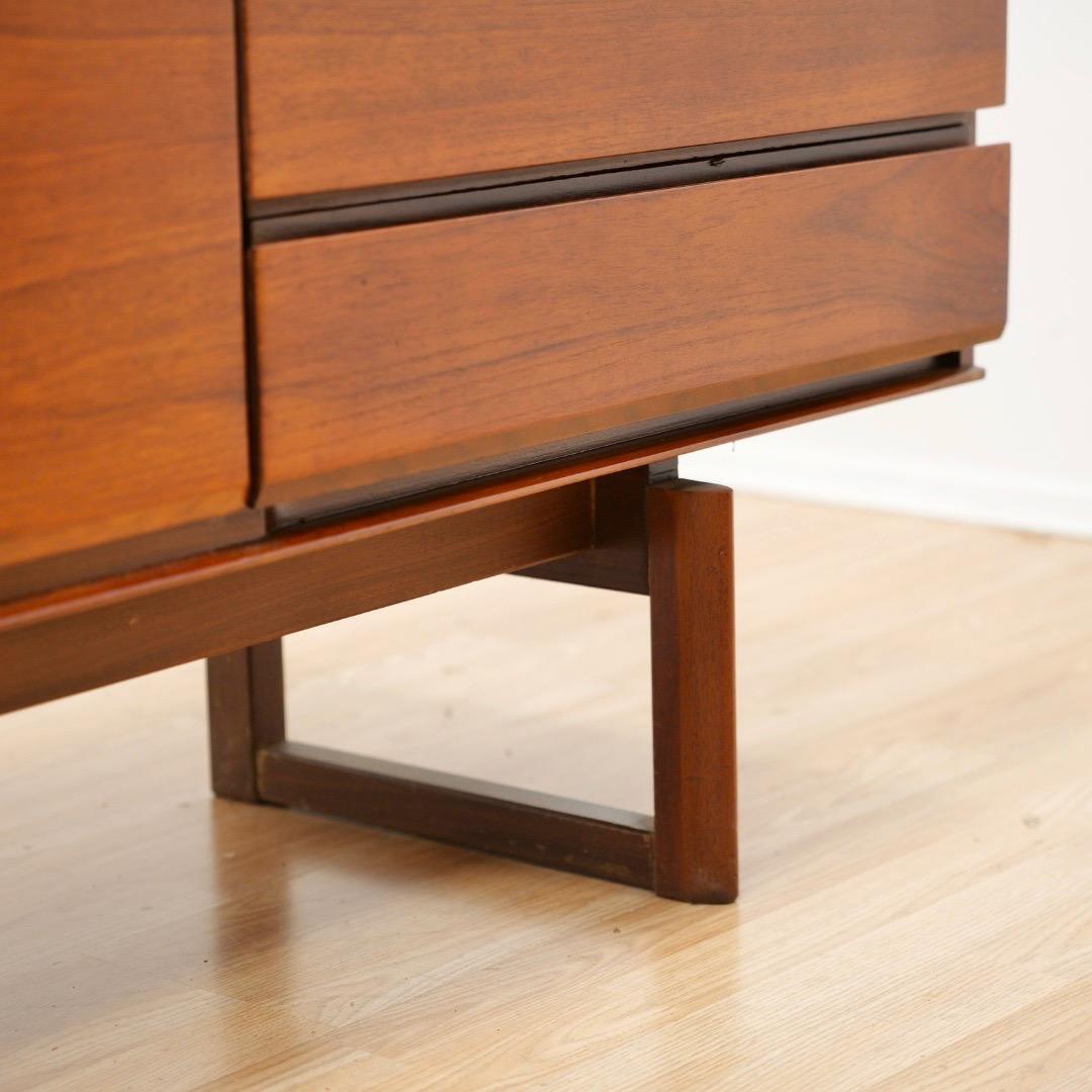 Teakholz-Credenza aus der Jahrhundertmitte von White & Newton im Angebot 6