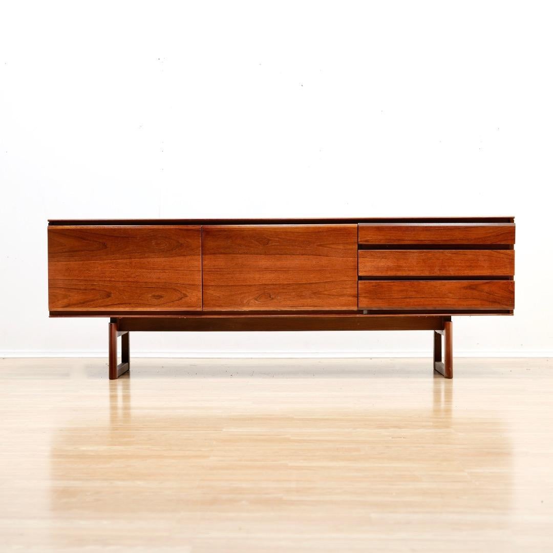 Teakholz-Credenza aus der Jahrhundertmitte von White & Newton (Britisch) im Angebot
