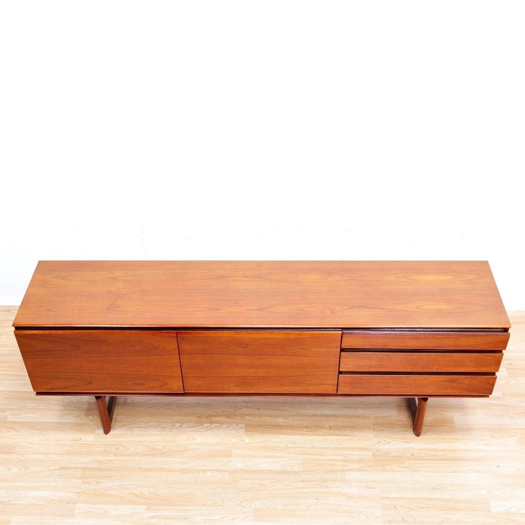 Teakholz-Credenza aus der Jahrhundertmitte von White & Newton im Zustand „Gut“ im Angebot in Los Angeles, CA