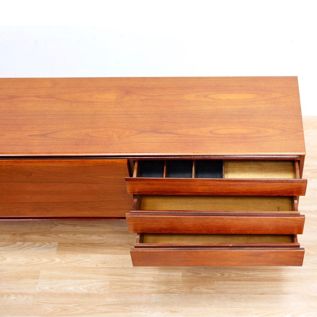 Teakholz-Credenza aus der Jahrhundertmitte von White & Newton (Mitte des 20. Jahrhunderts) im Angebot