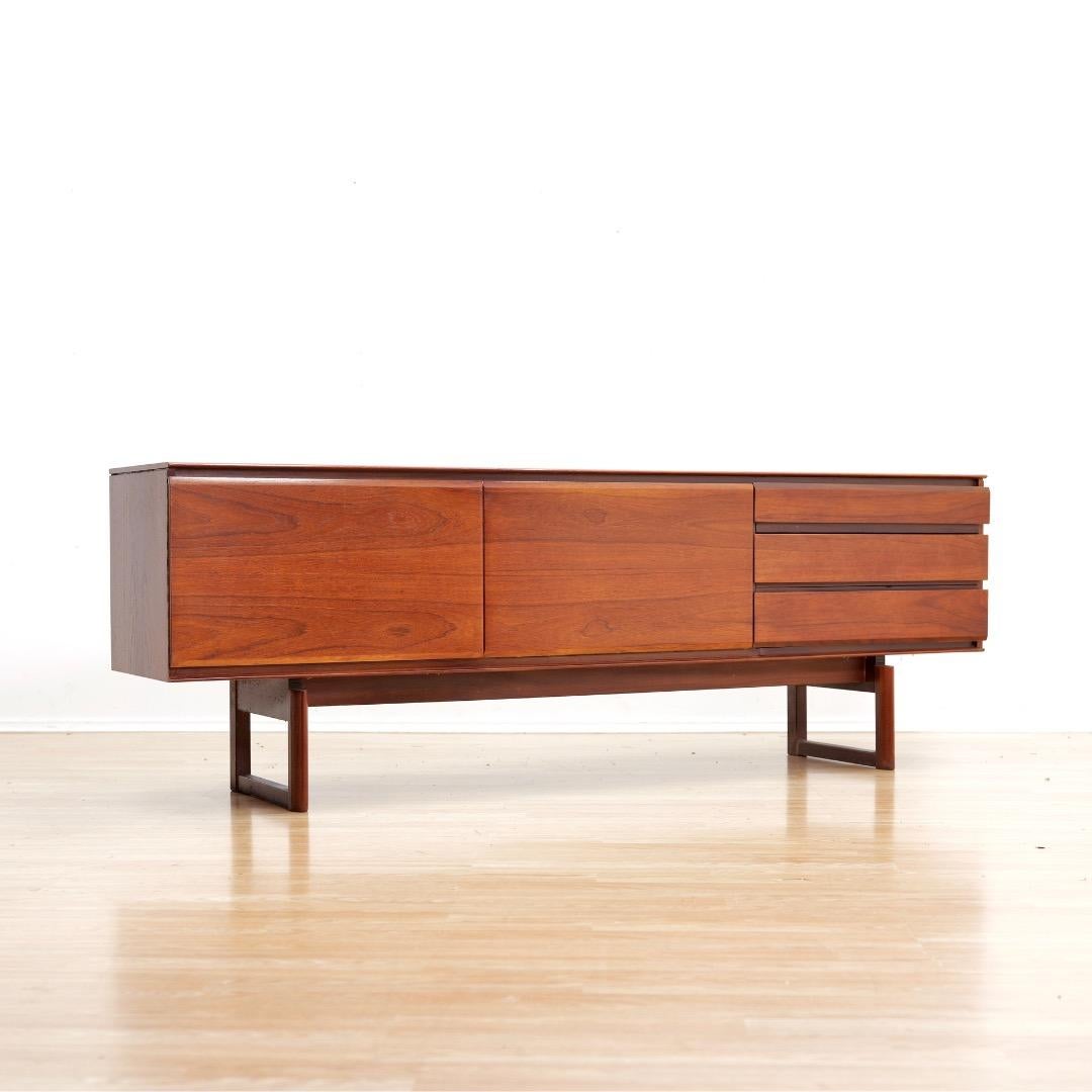 Teakholz-Credenza aus der Jahrhundertmitte von White & Newton im Angebot 1