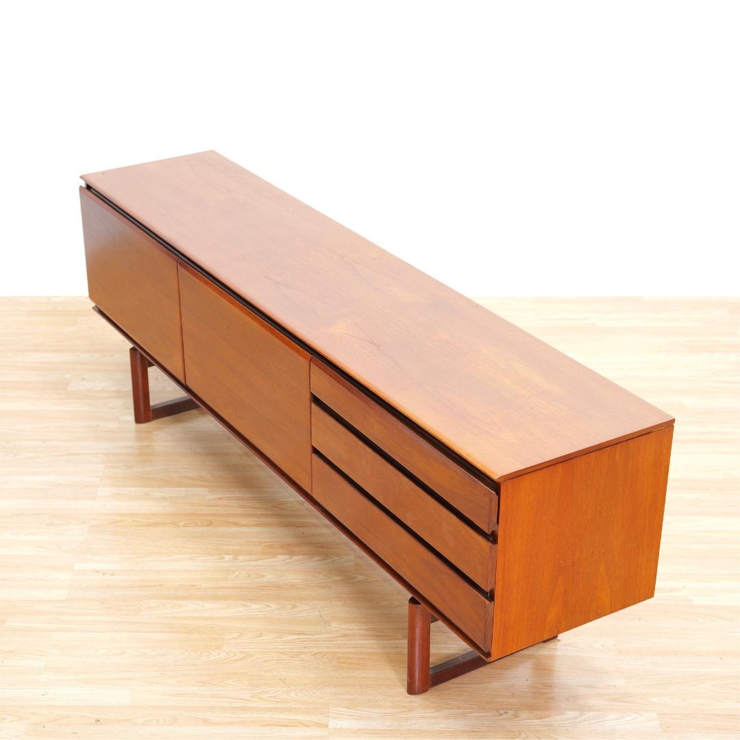 Teakholz-Credenza aus der Jahrhundertmitte von White & Newton im Angebot 2