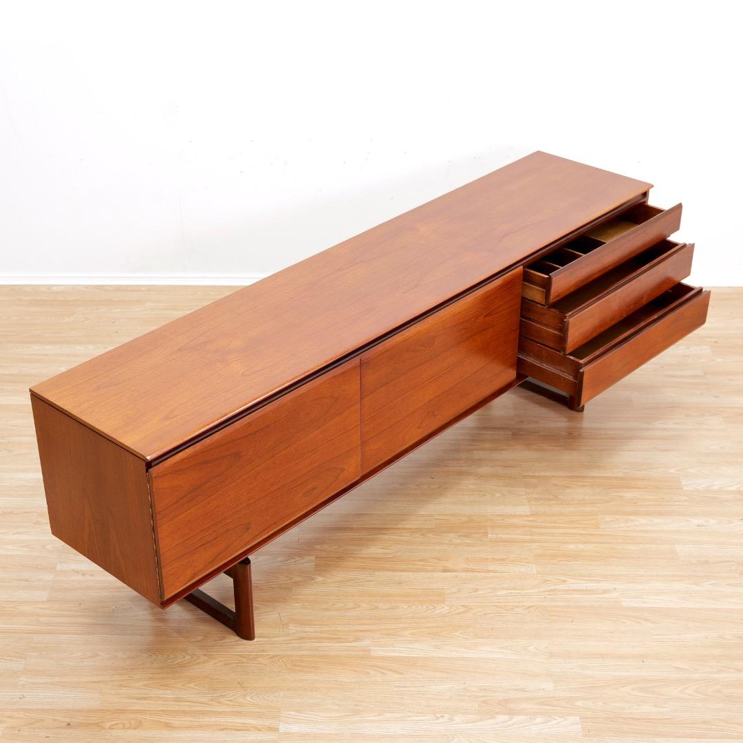 Teakholz-Credenza aus der Jahrhundertmitte von White & Newton im Angebot 3