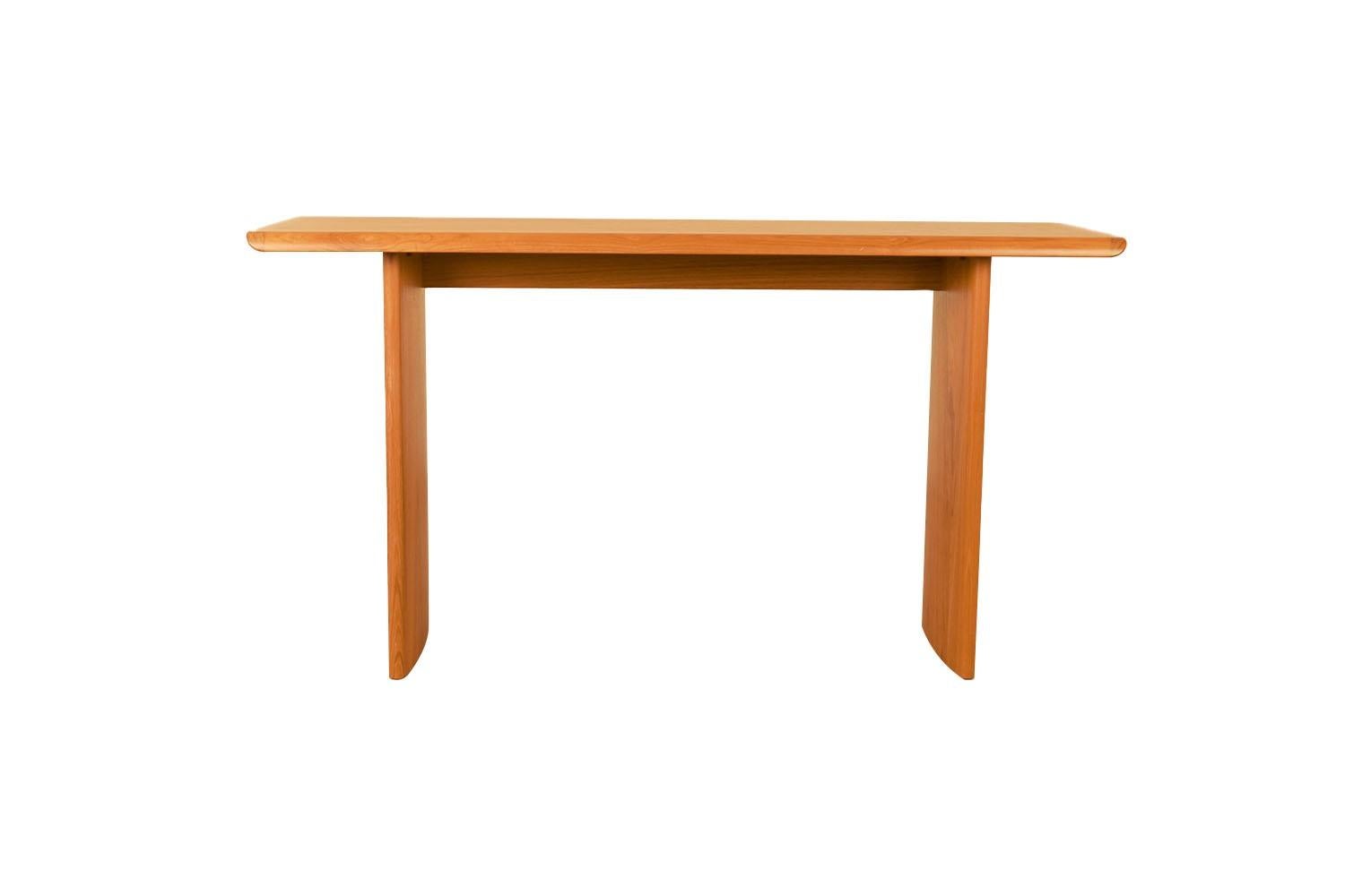 A handsome, sleek Danish Modern teak console, sofa table. Featuring a beautifully grained rectangular table top resting on a recessed sculpted base, creating a “floating” effect. Elegantly curved legs complete the clean, sleek profile. Finely