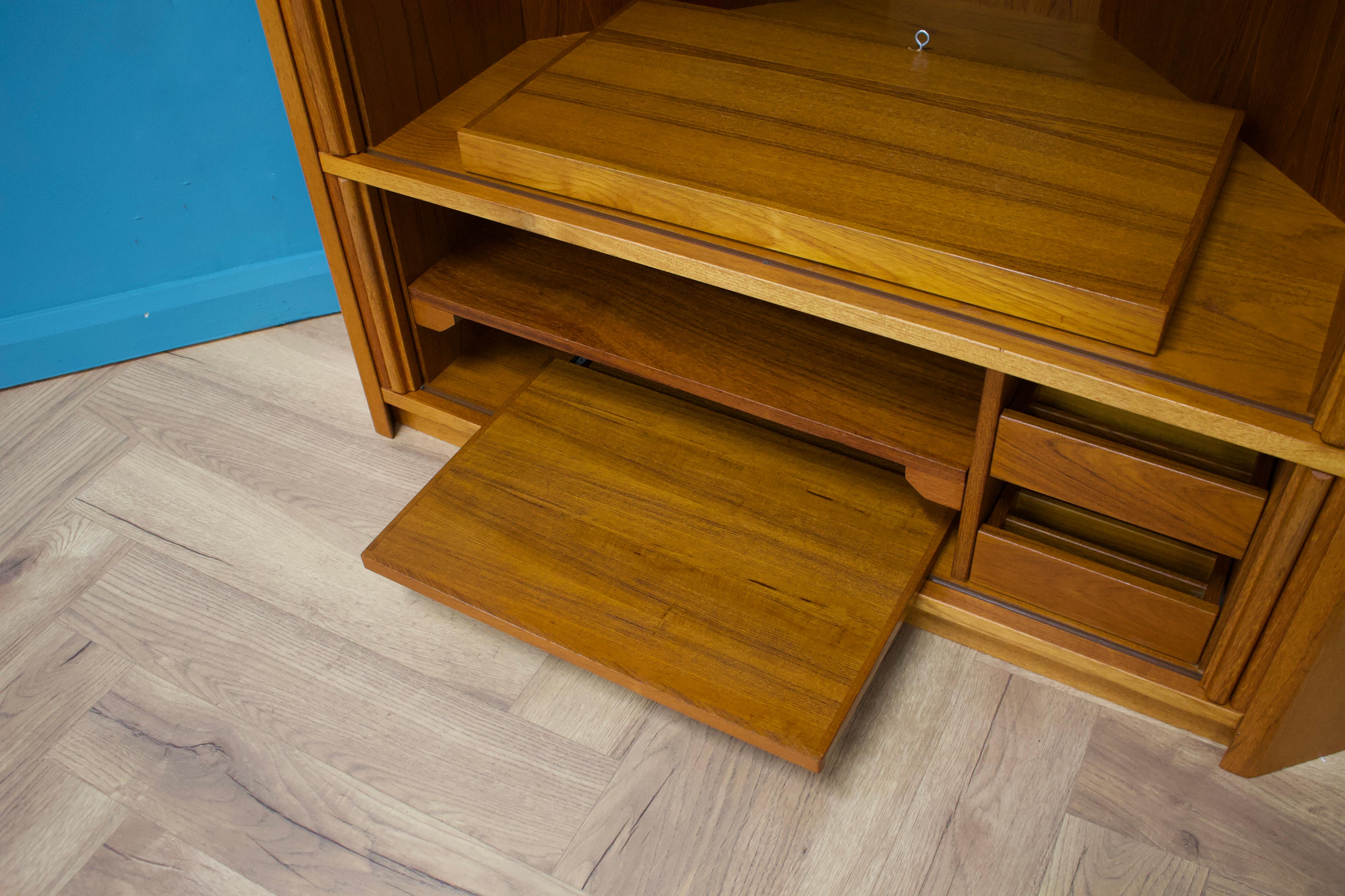 Porta TV angolare danese di metà secolo in teak, anni '70 in vendita 2