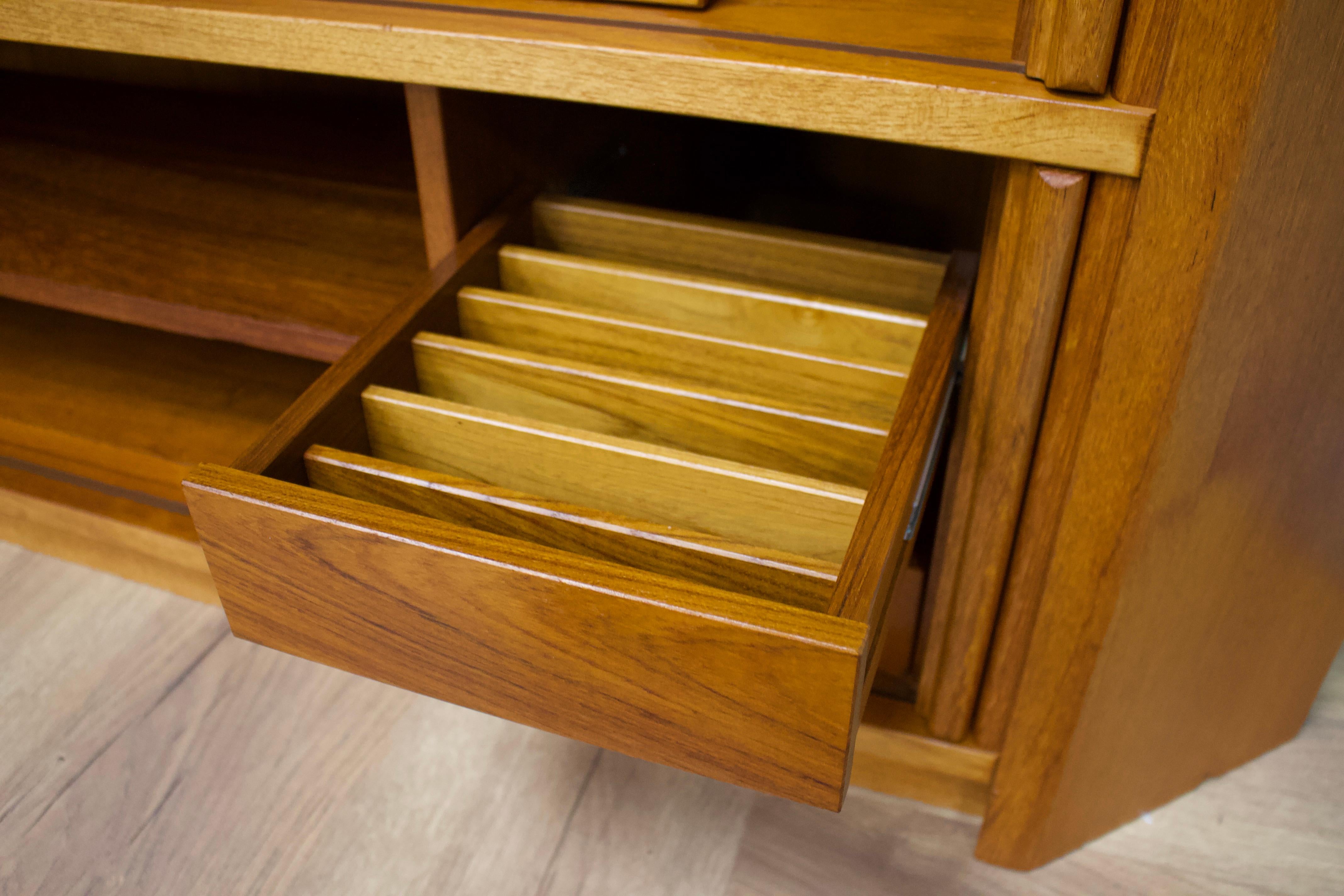 Porta TV angolare danese di metà secolo in teak, anni '70 in vendita 3