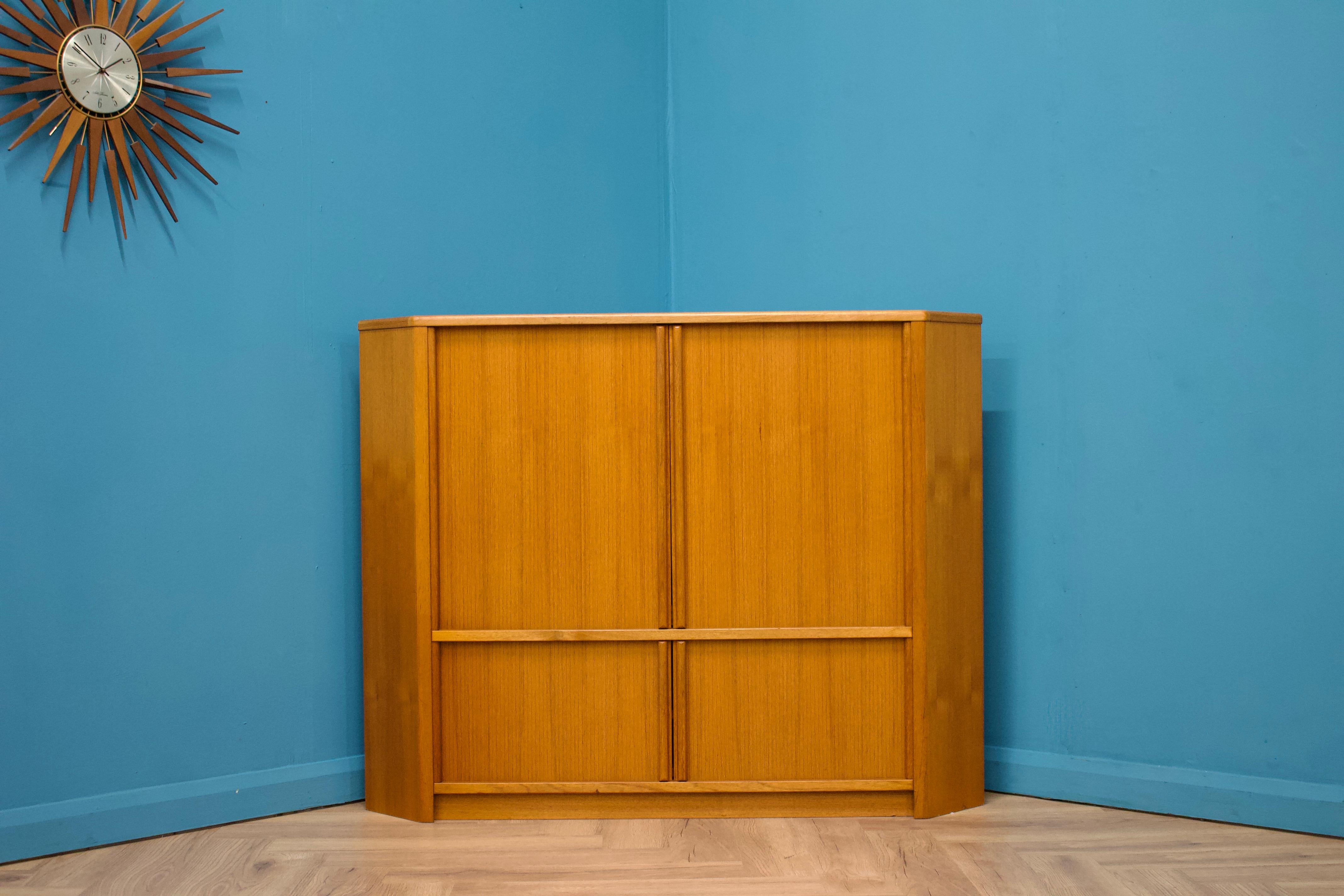 Un grande mobile TV in teak, realizzato in Danimarca, circa anni '70

Questo pezzo è composto da due sezioni, ognuna delle quali è dotata di una porta a tamburo.

In alto, c'è un porta tv scorrevole e girevole.

Nella parte inferiore ci sono due